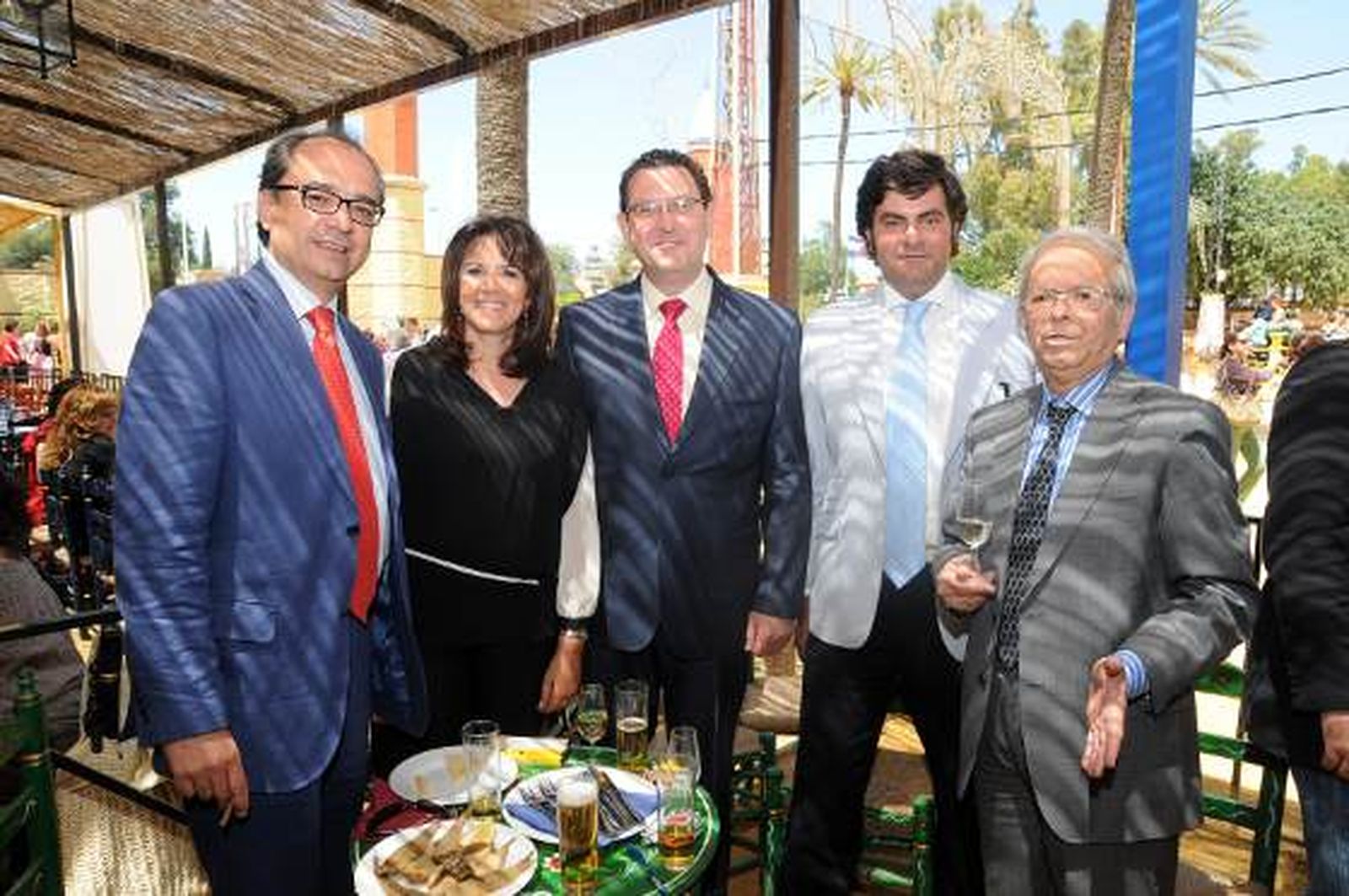 Javier Prieto, director gerente de Diario de Sevilla, pasó un rato en la caseta de Diario de Jerez junto a Panchi Sánchez, secretaria general del CSIF Sevilla; Isidoro Ocaña, director del CSIF; Ángel Alfonso, comercial de Diario de Sevilla, e Ildelfonso Marqués, adjunto al director general del Grupo Joly.

Foto: Manuel Aranda
