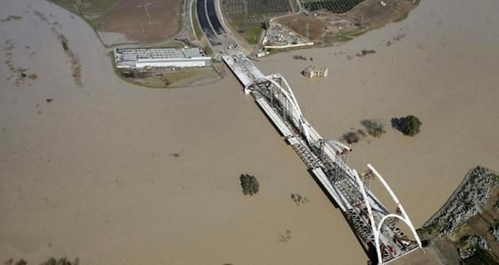 Vista aérea del cauce del río Guadalquivir desbordado a su paso por la zona del aeropuerto, la urbanización Altea y Córdoba. / José Martínez