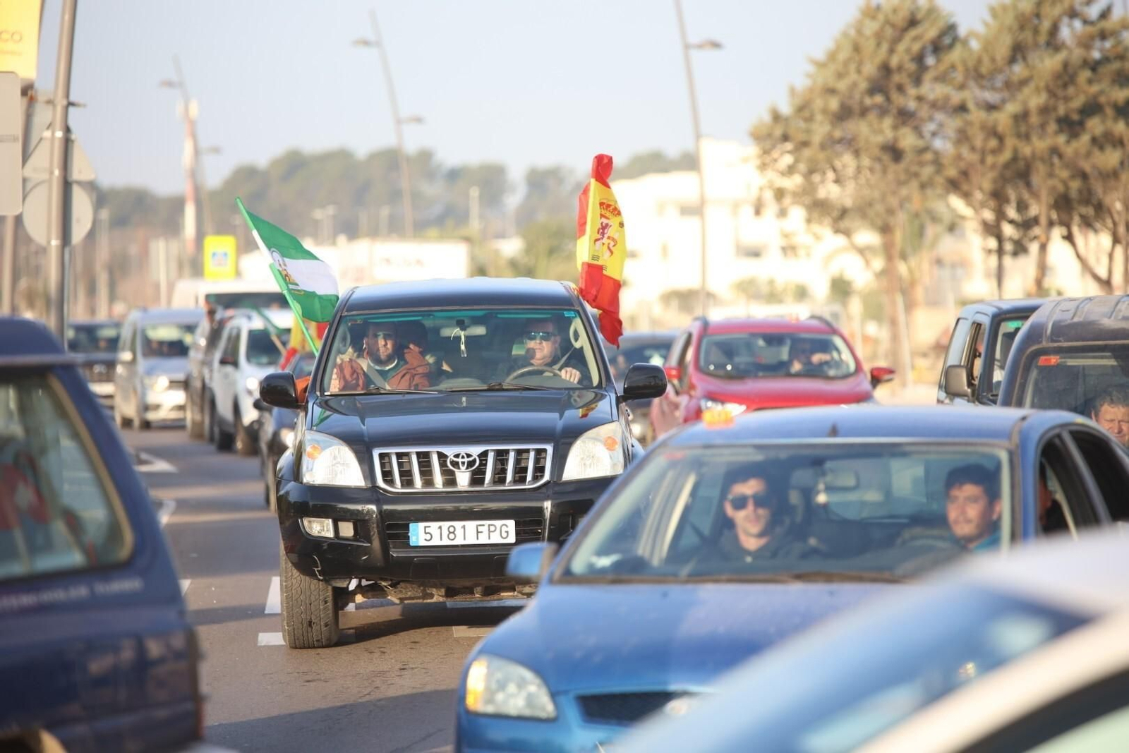 Agricultores y ganaderos colapsan con sus tractores los accesos a Jerez