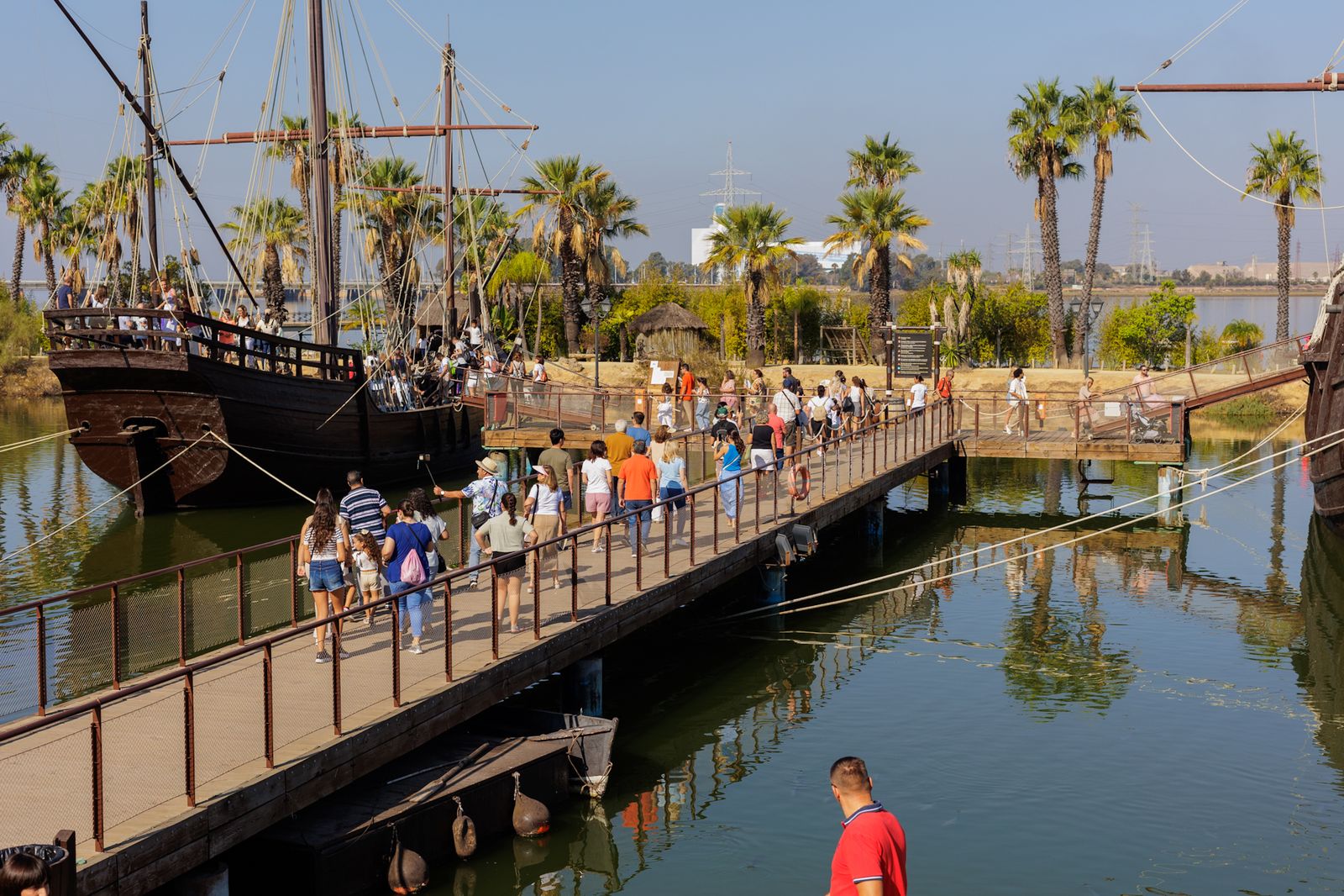 Las imágenes del Muelle de las Carabelas este 12 de octubre