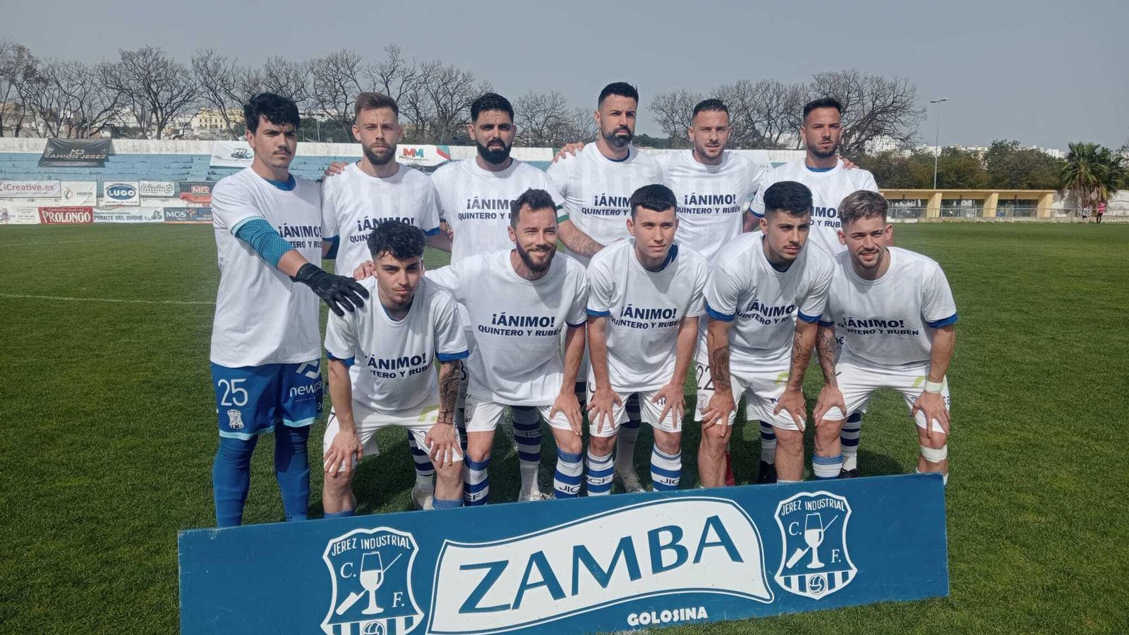 Los jugadores del Jerez Industrial posaron con una camiseta de ánimos para sus compañeros Quintero y Rubén.
