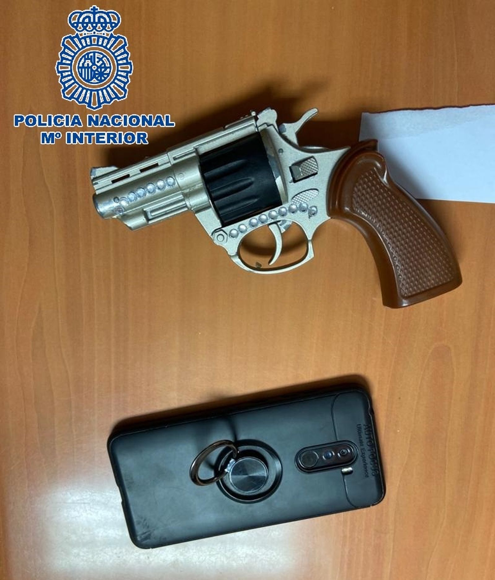 La pistola simulada que utilizó el presunto atracador.