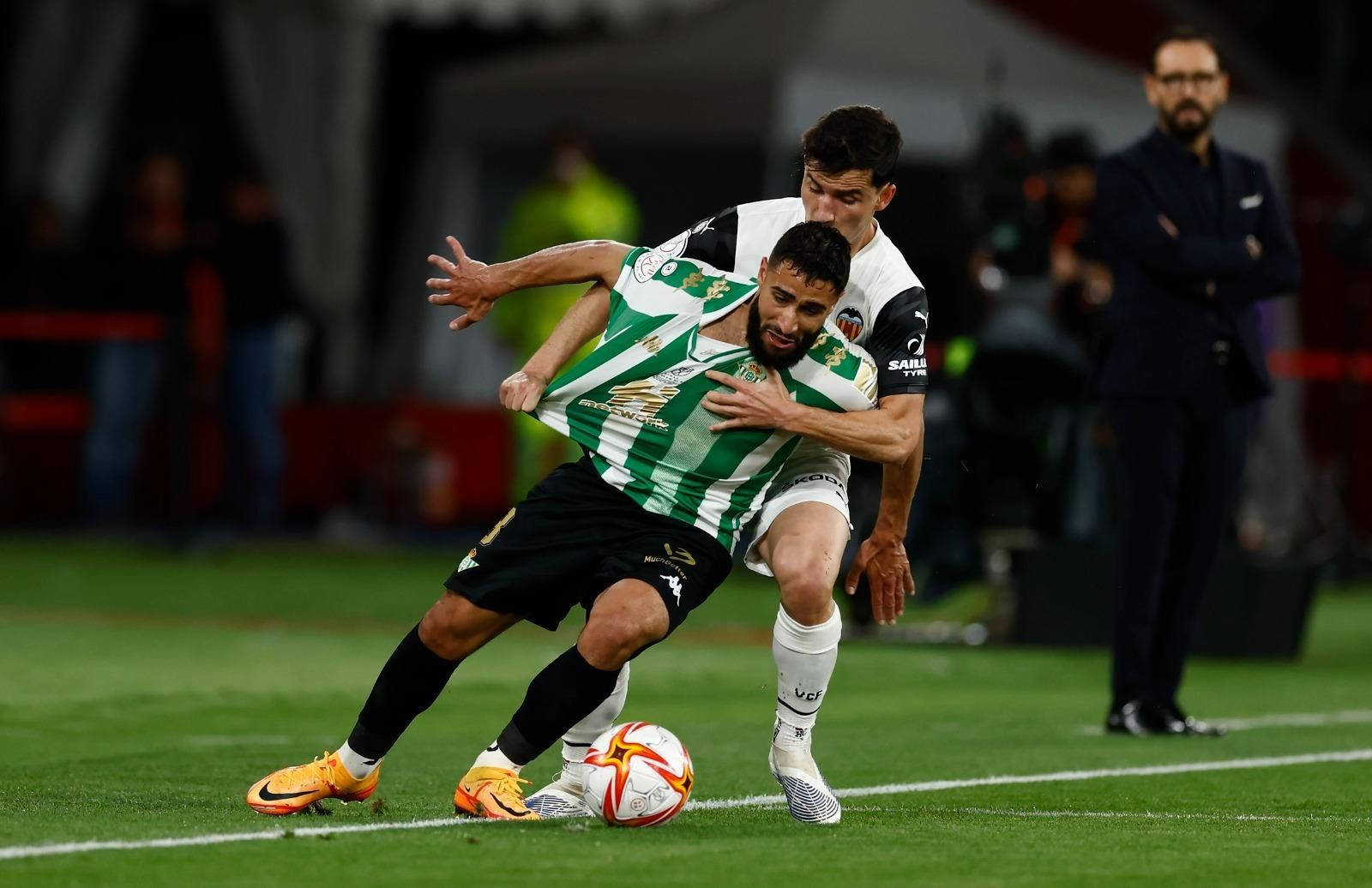 Fekir, en un lance con Guillamón.