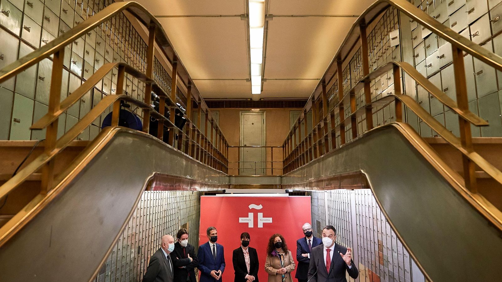 El alcalde de Lebrija, José Benito Barroso (en el atril), y demás autoridades en la Caja de las Letras.