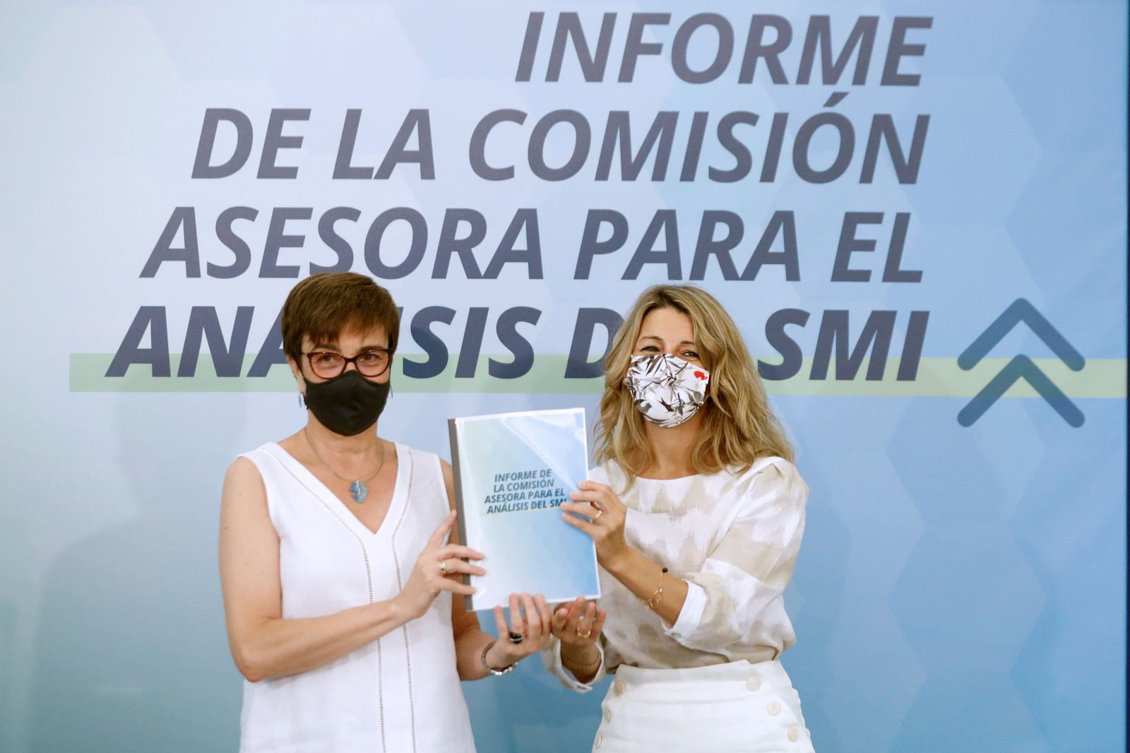La presidenta de la Comisión Asesora para el Análisis del SMI, Inmaculada Cebrián López , entrega a la vicepresidenta tercera y ministra de Trabajo y Economía Social, Yolanda Díaz , el informe de la Comisión