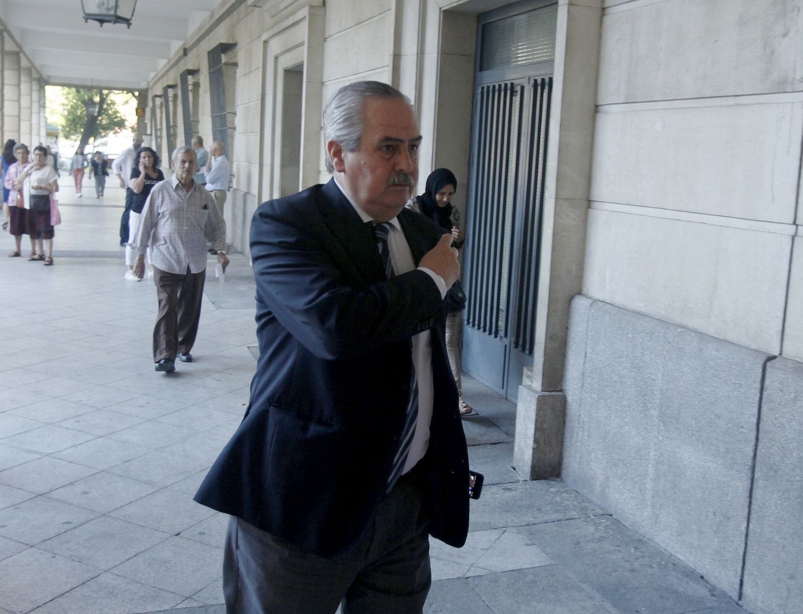 El comisario Julián Márquez entra en los juzgados este miércoles.