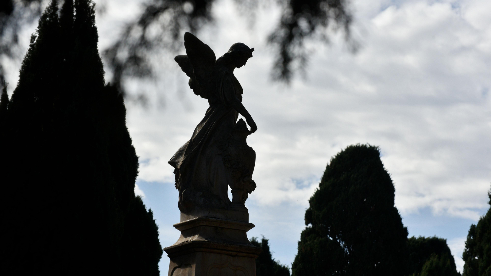 Dia de Todos los Santos en el cementerio de Algeciras