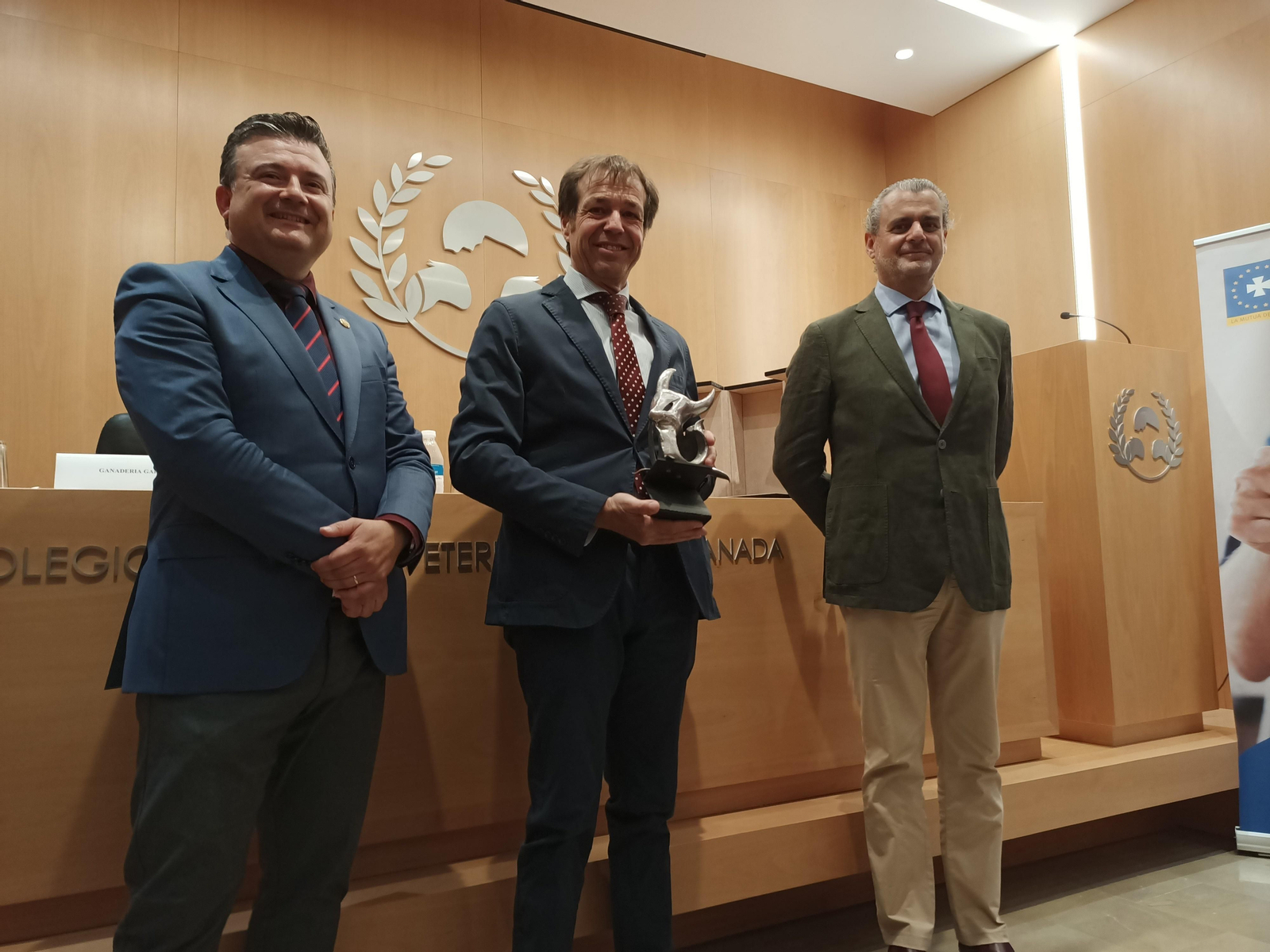 El ganadero Justo Hernández recoge en Granada el trofeo de los veterinarios