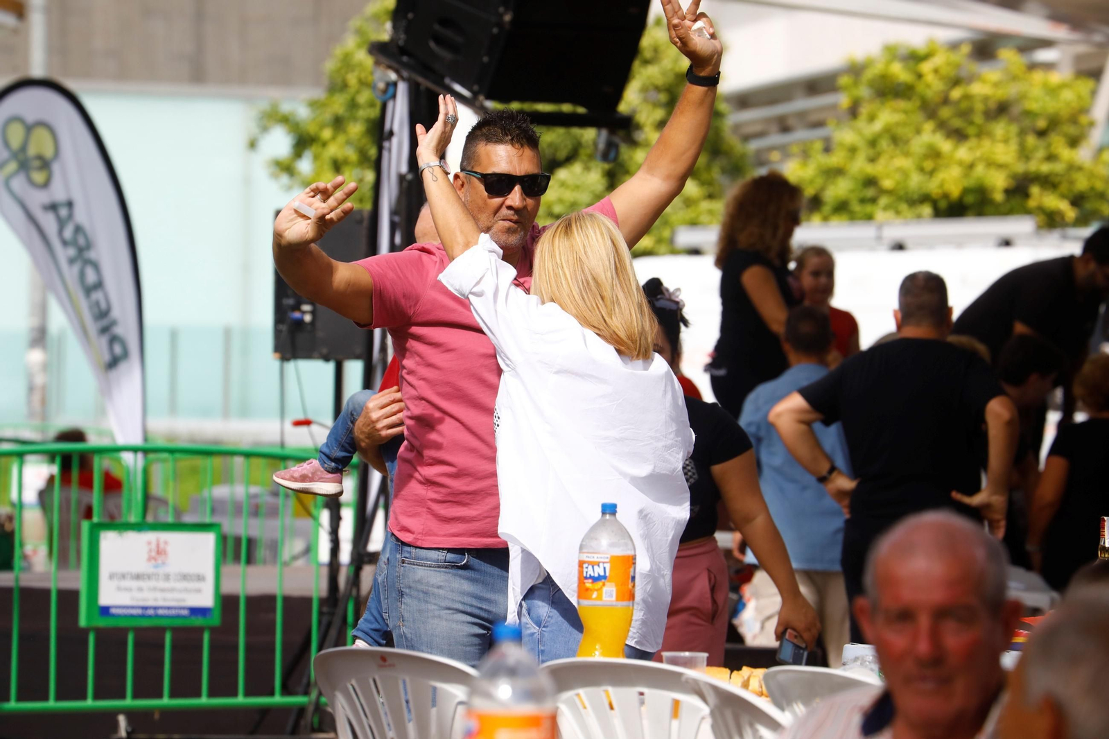 Las peñas celebran su tradicional perol en las Setas, en imágenes