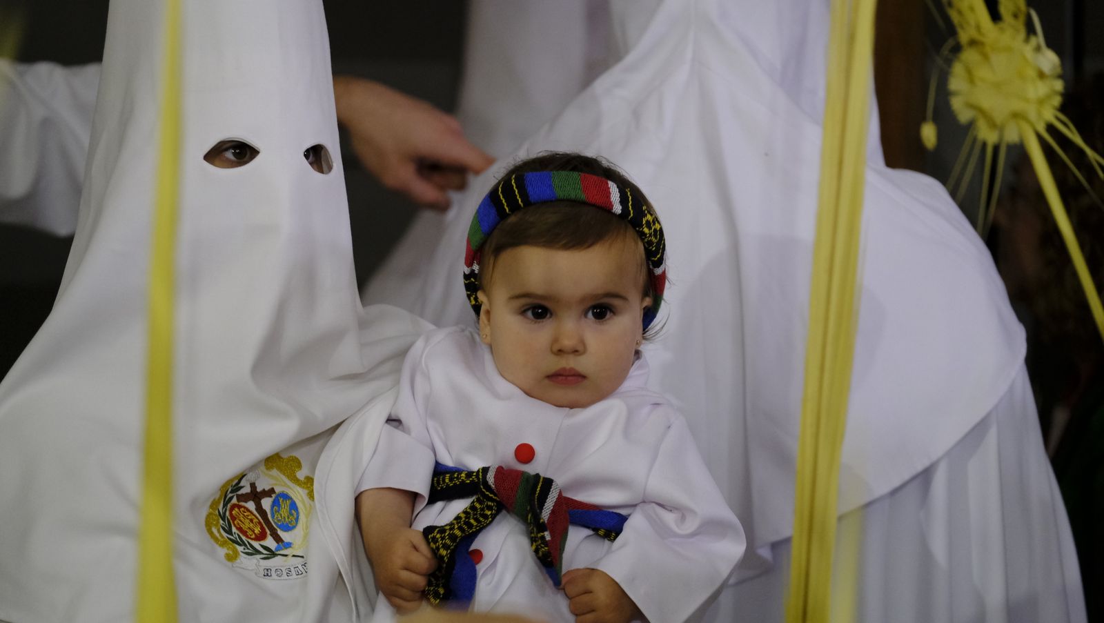 La Borriquita procesiona por las calles de Almería, en imágenes