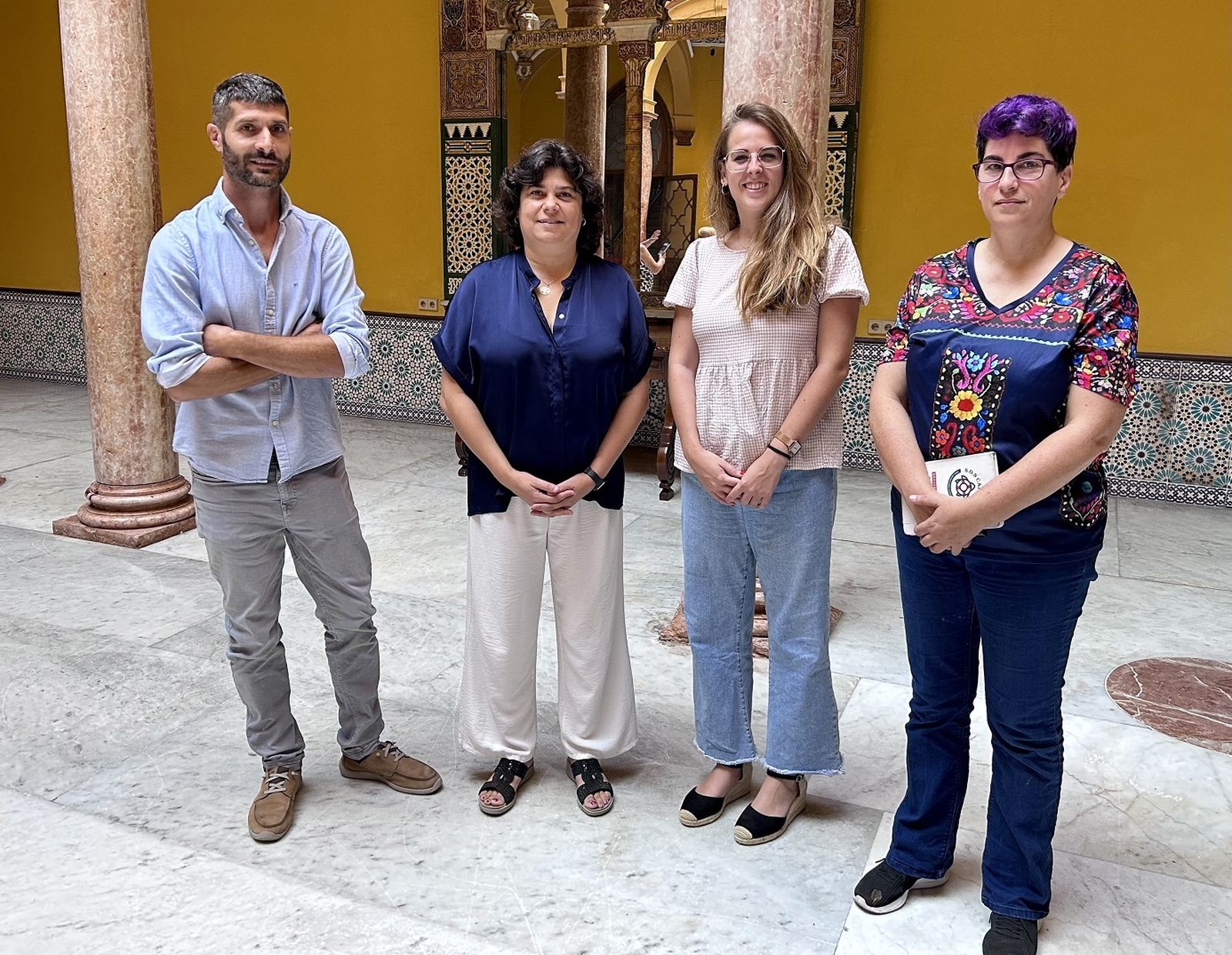 Carmen Álvarez, alcaldesa de Sanlúcar, junto con los delegados de los municipios reunidos.