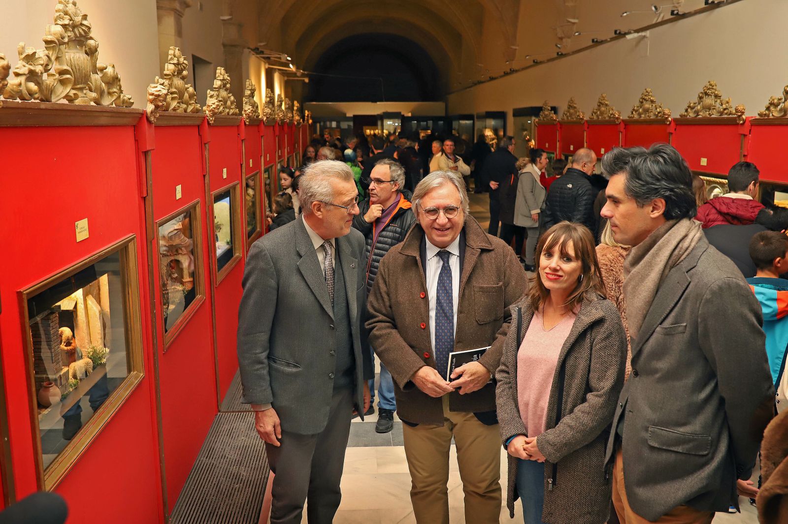 El presidente de la Asociación de los Belenistas de Jerez, Ramón García, los delegados Francisco Camas y Laura Álvarez, y Willy Pérez, Rey Baltasar 2020.