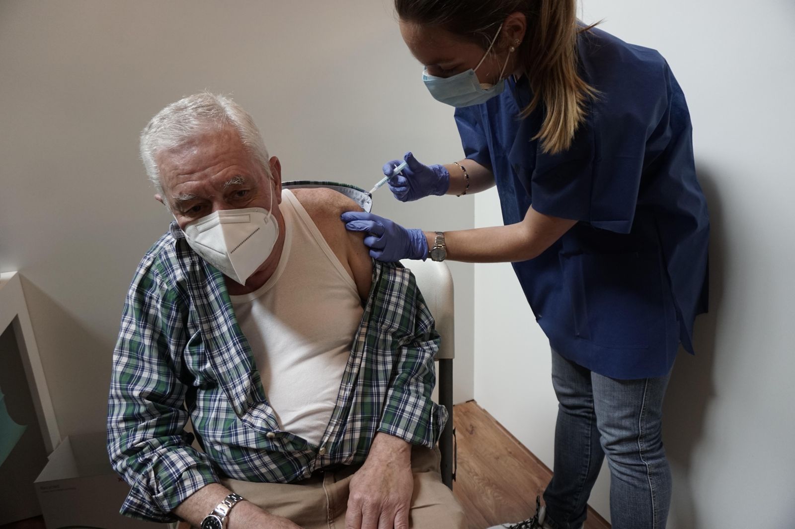 Imágenes de la vacunación de mayores en el Estadio de la Cartuja