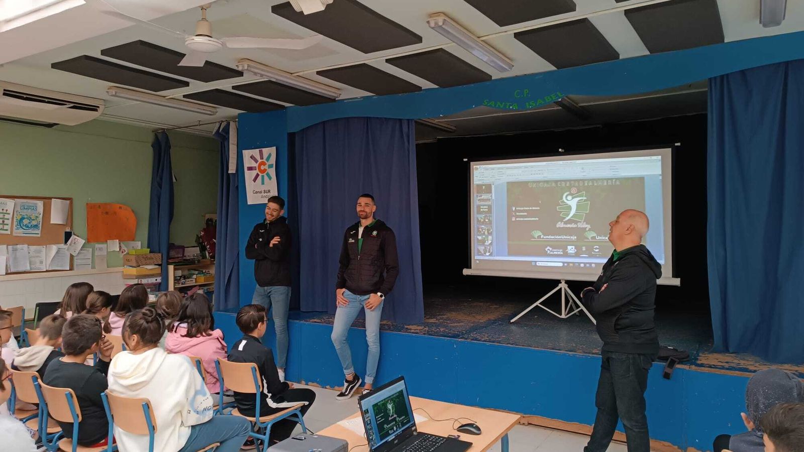 Los jugadores de Unicaja Costa de Almería charlando con los niños.