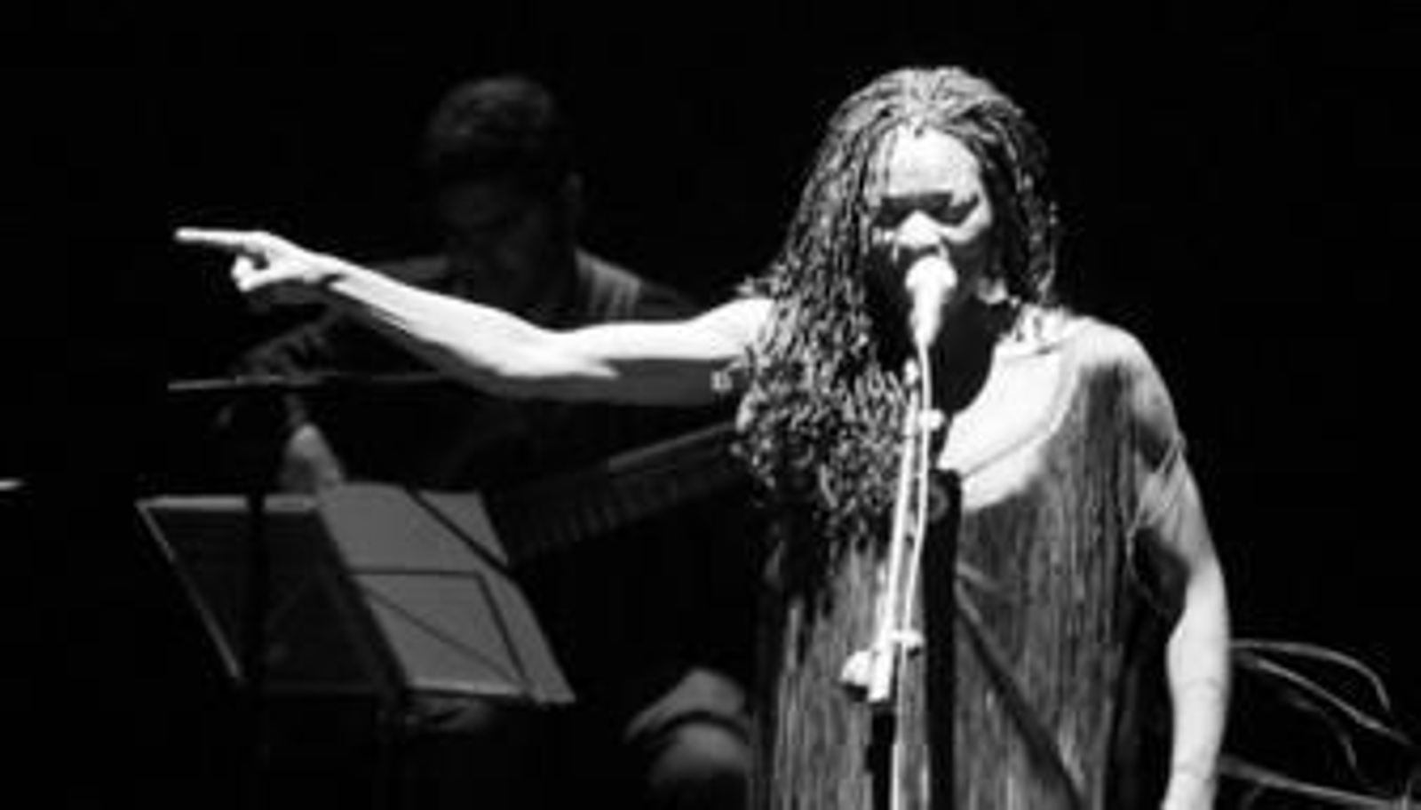 Buika, ayer en uno de los momentos de su actuación en el Gran Teatro de Huelva.