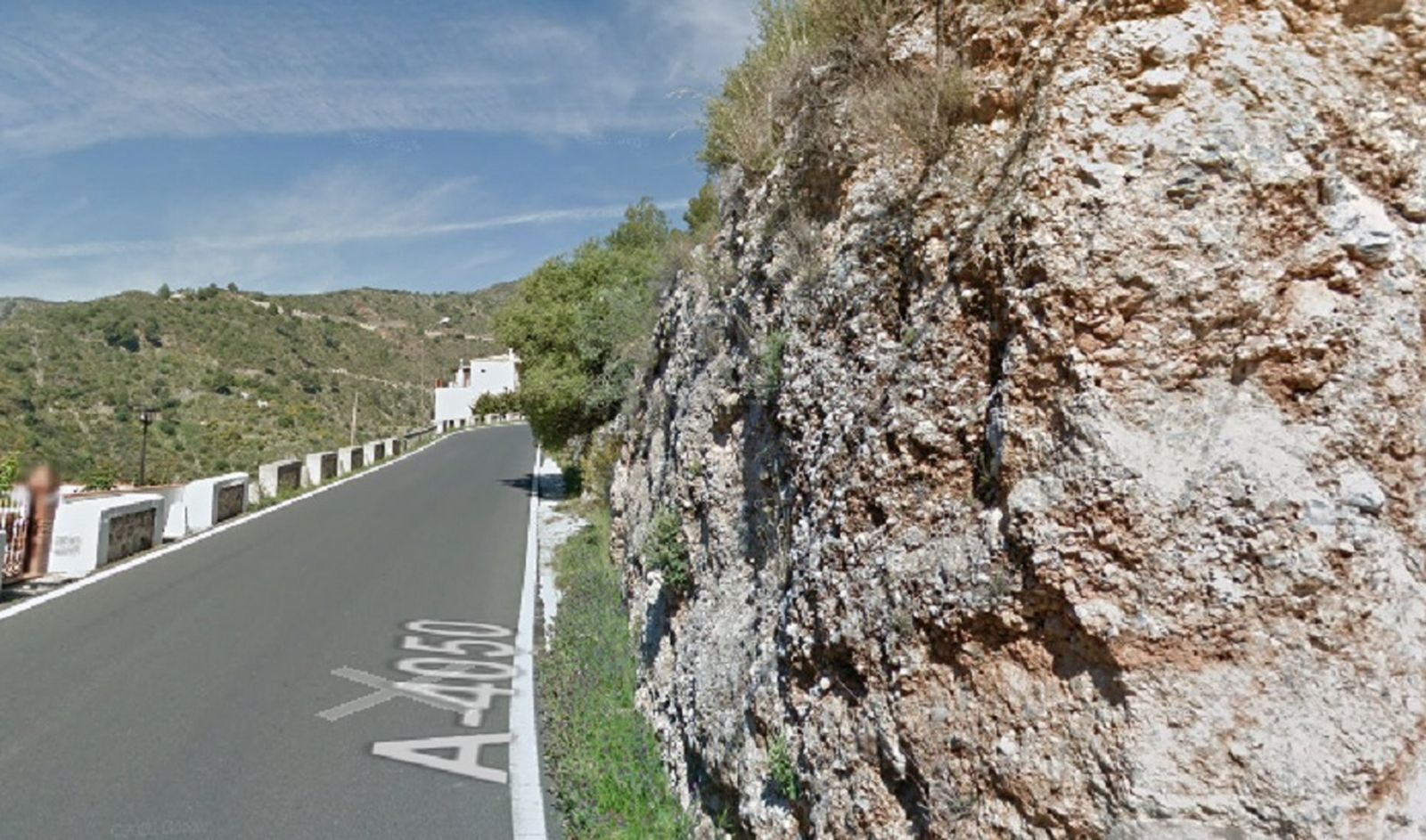 Un motorista resulta muerto al chocar con una furgoneta en Almuñécar