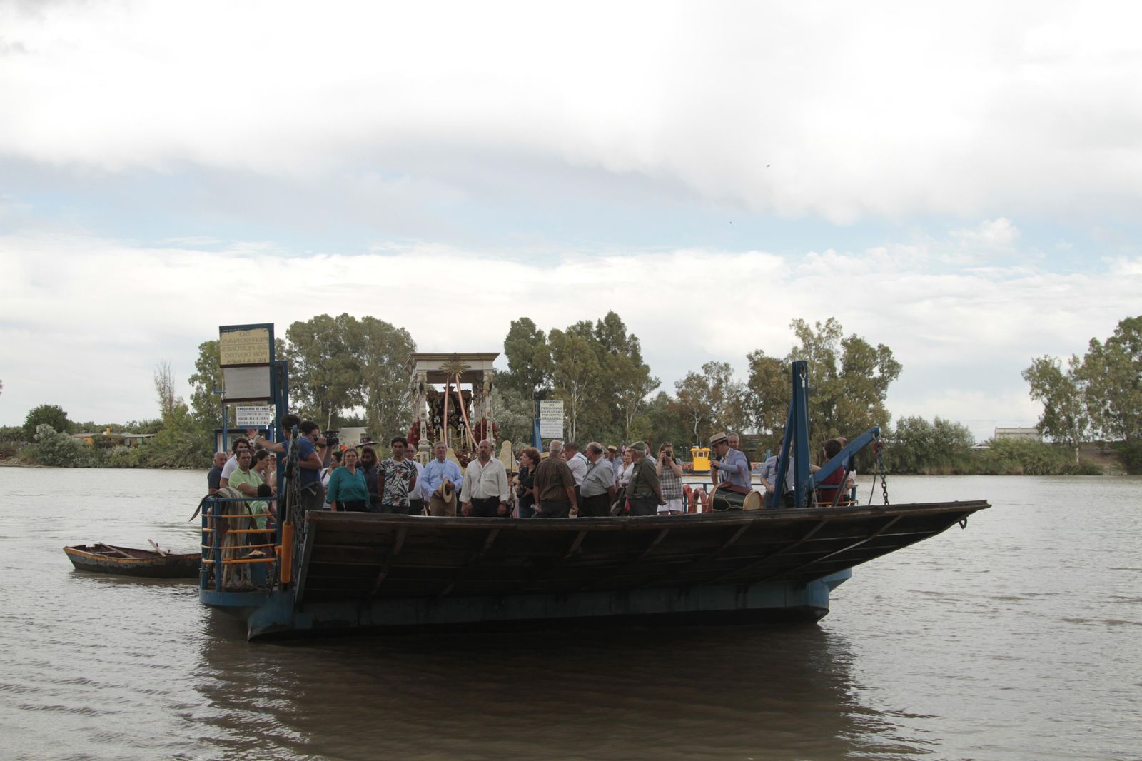 Hermandades cruzando el río Guadalquivir por Coria, en imágenes