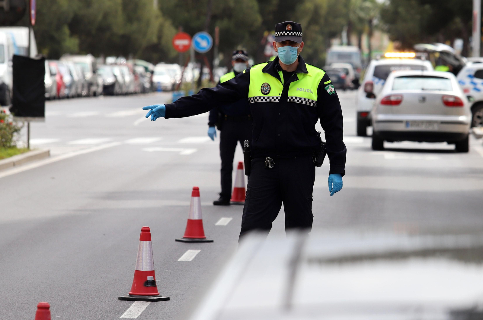 Agentes de la Policía Local en un control de tráfico.
