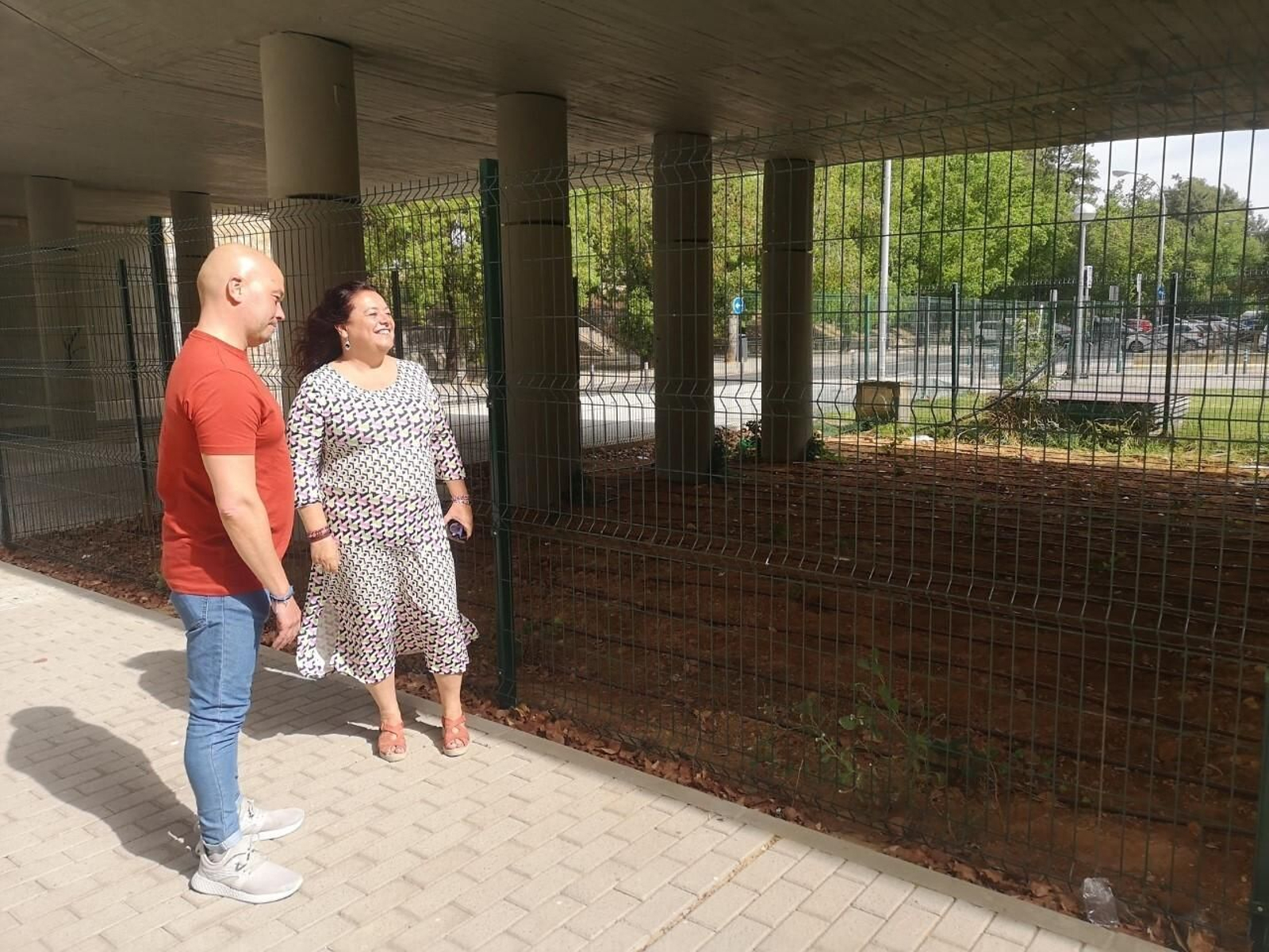 Encarnación Aguilar supervisa las obras acometidas bajo el puente de la Avenida de Coria.