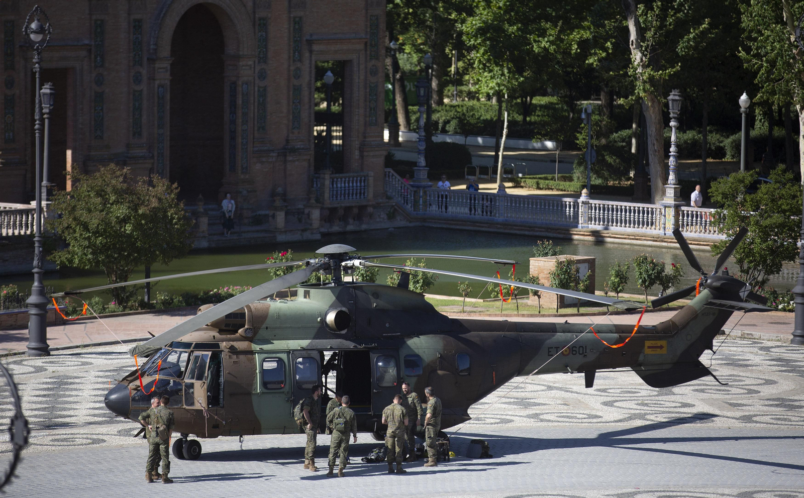 Montaje de la Exposición Estática de las Fuerzas Armadas en el parque de María Luisa