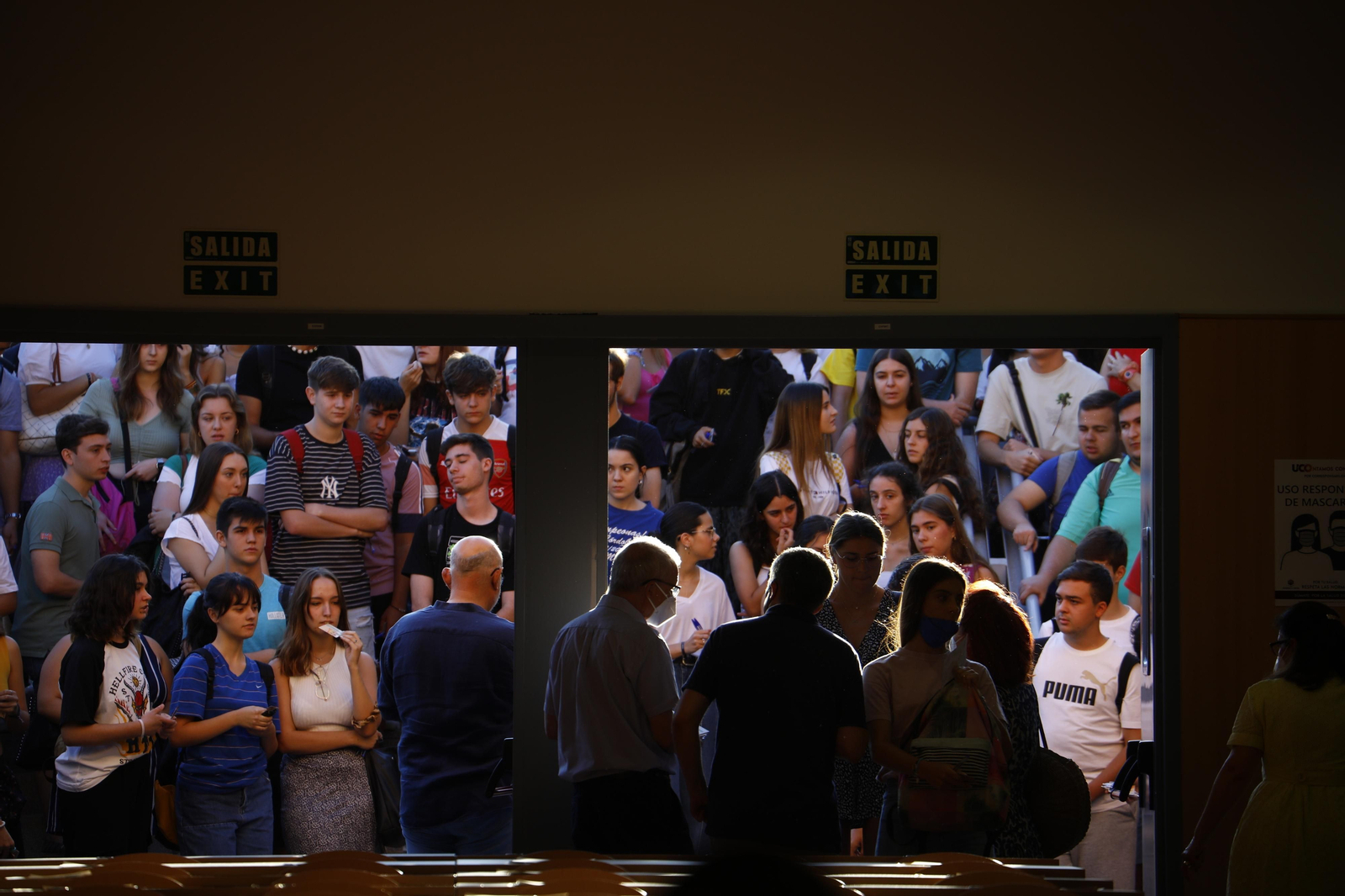 Alumnos a las puertas del primer examen de la selectivdad de julio en Córdoba.