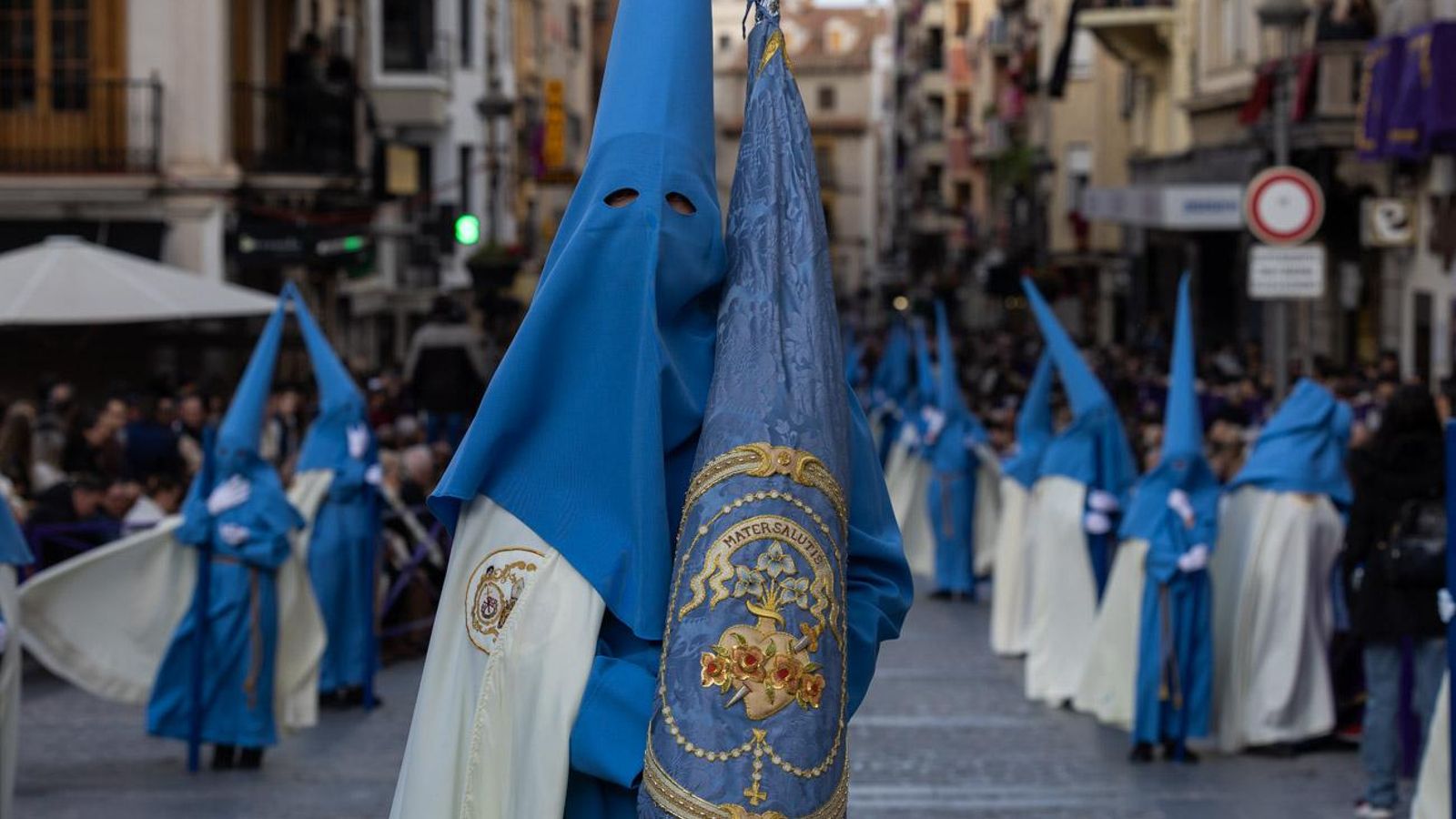 Los cofrades se rinden ante los grandes pasos de misterio del Lunes Santo