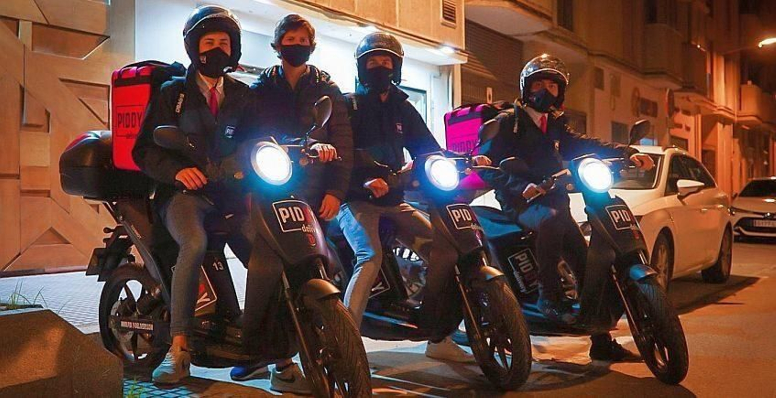 Algunos de los motoristas de la empresa Piddy, listos para el reparto