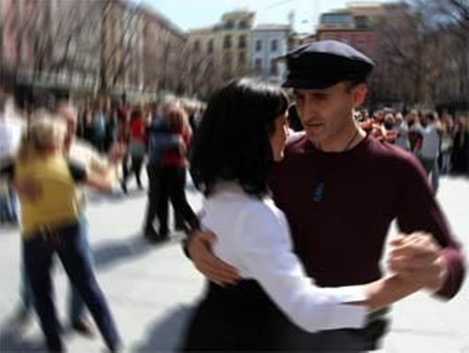 El tango sale a la calle para homenajear a quienes lo enseñan en Granada