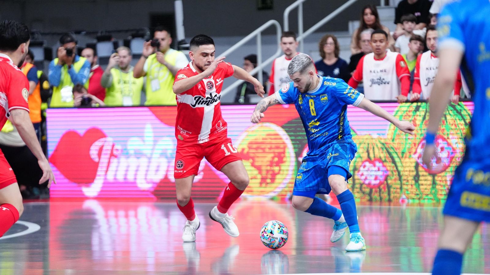 Pani y Cortés disputan un balón durante el encuentro de cuarto de final que enfrentó al Peñíscola y al Jimbee Cartagena.