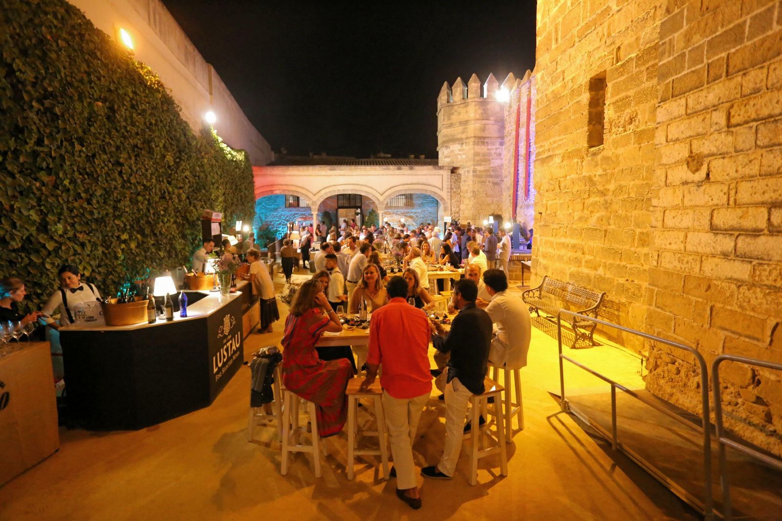 Los asistentes disfrutaron de lo mejor de la gastronomía gaditana en el entorno del Castillo de San Marcos.
