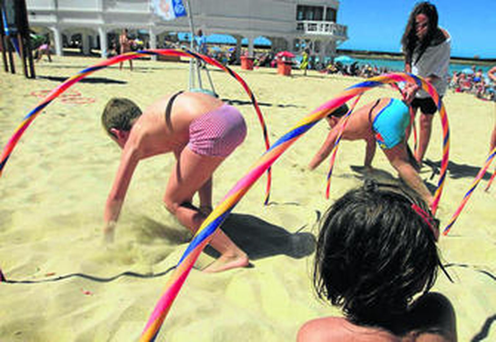 Los niños realizan juegos y actividades en La Caleta.