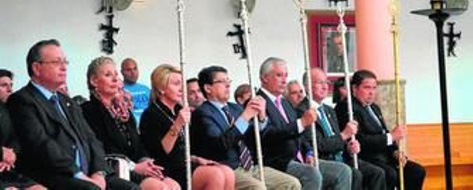 Autoridades, entre ellas Gabriel Amat, Javier Arenas o Juan José Matarí.