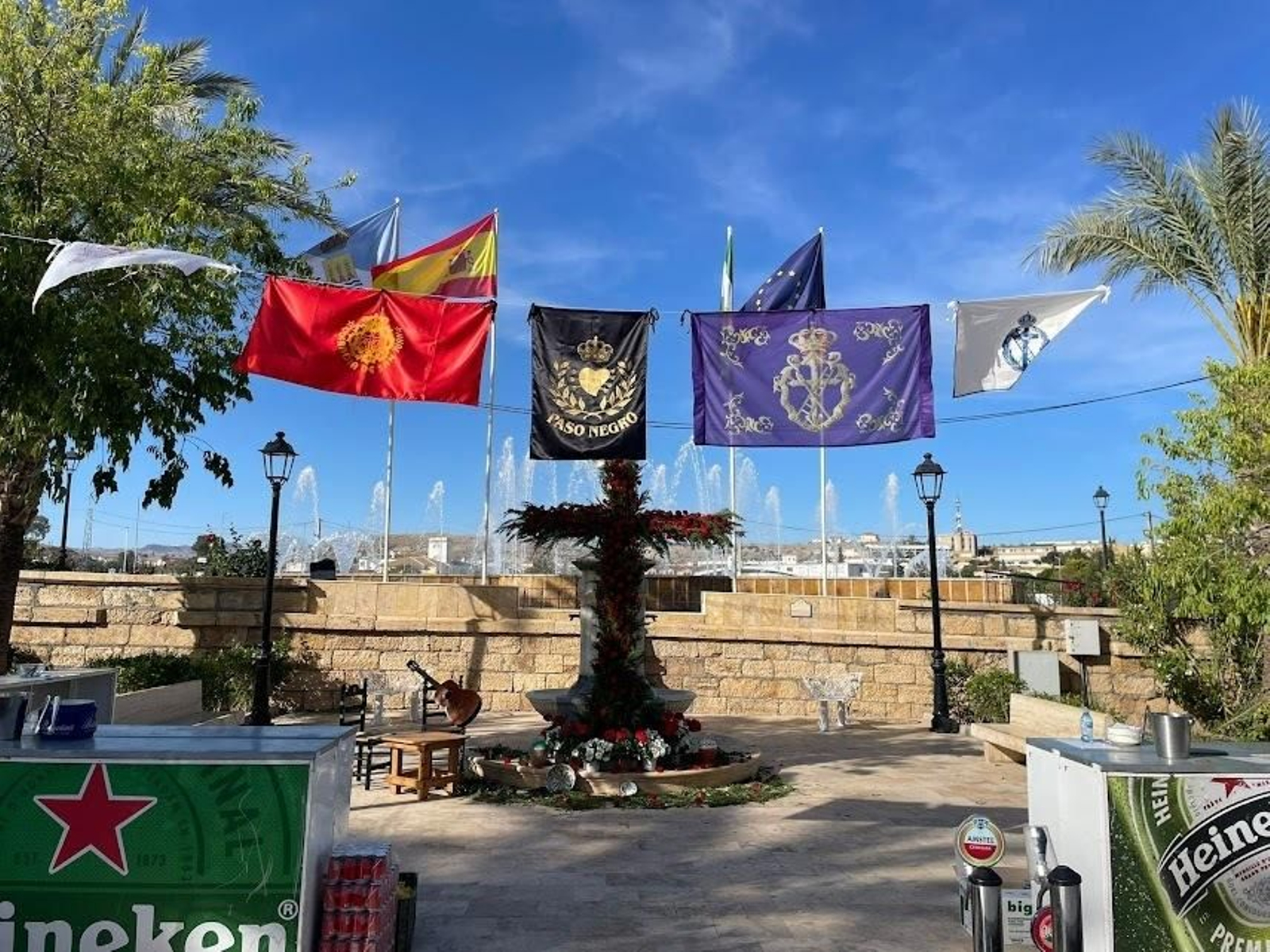Las cinco cofradías se encargaron del servicio de barra de las Cruces de Mayo de Albox.