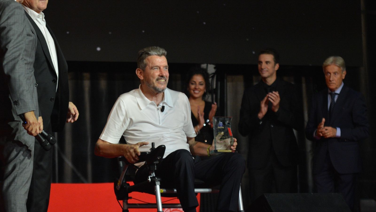 Juan Carlos Unzué, tras recibir el premio de manos de José Antonio Camacho.