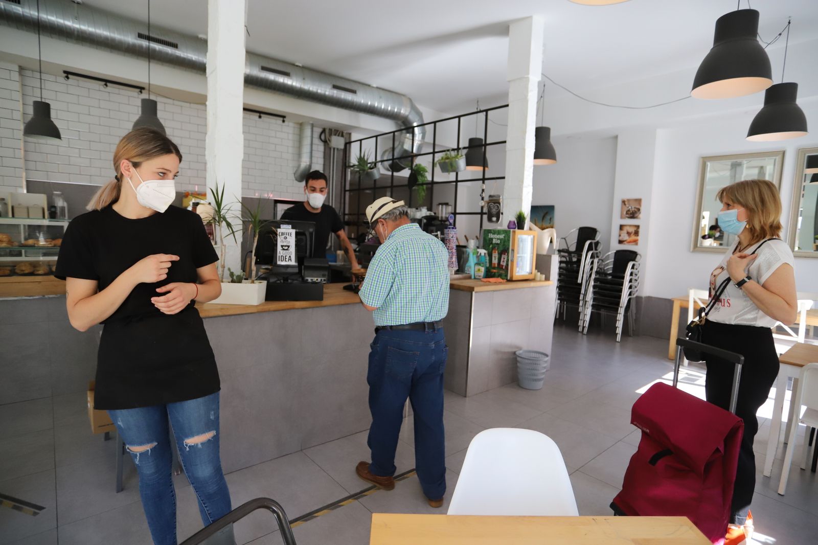 Imágenes de bares y restaurantes de la ciudad de Huelva en el inicio de la fase dos