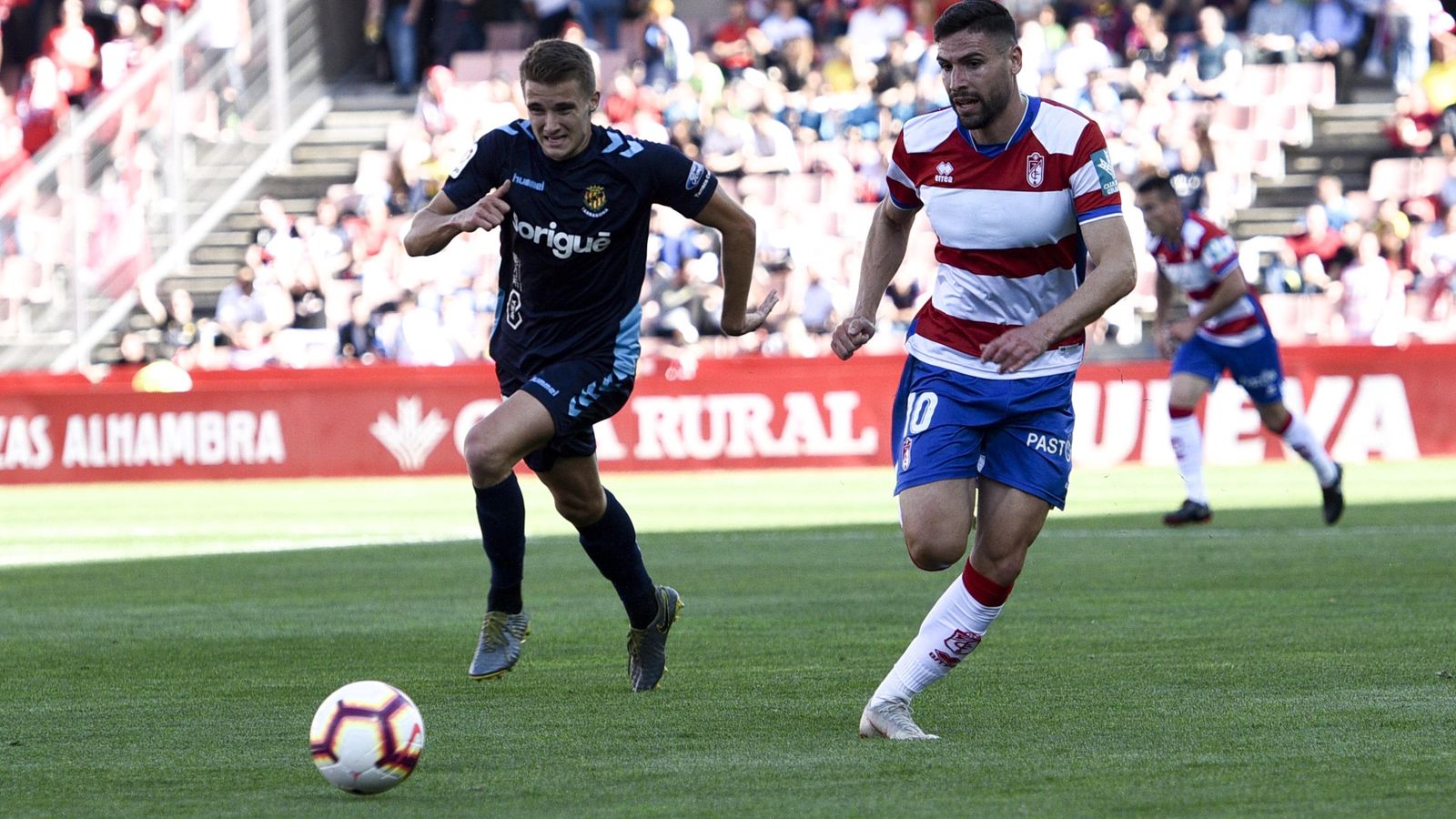 Puertas persigue el esférico y gana en velocidad a su par.