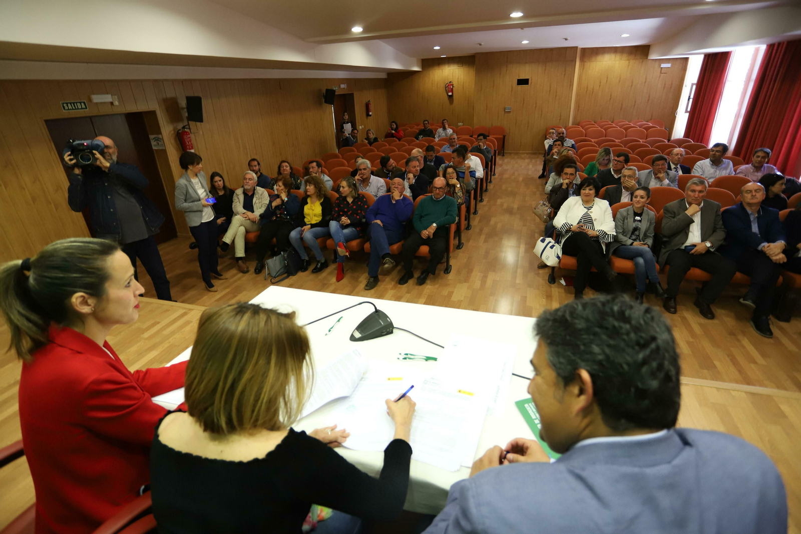 La delegada del Gobierno, Bella Verano, presidió el acto de la firma de las ayudas a los ayuntamientos.