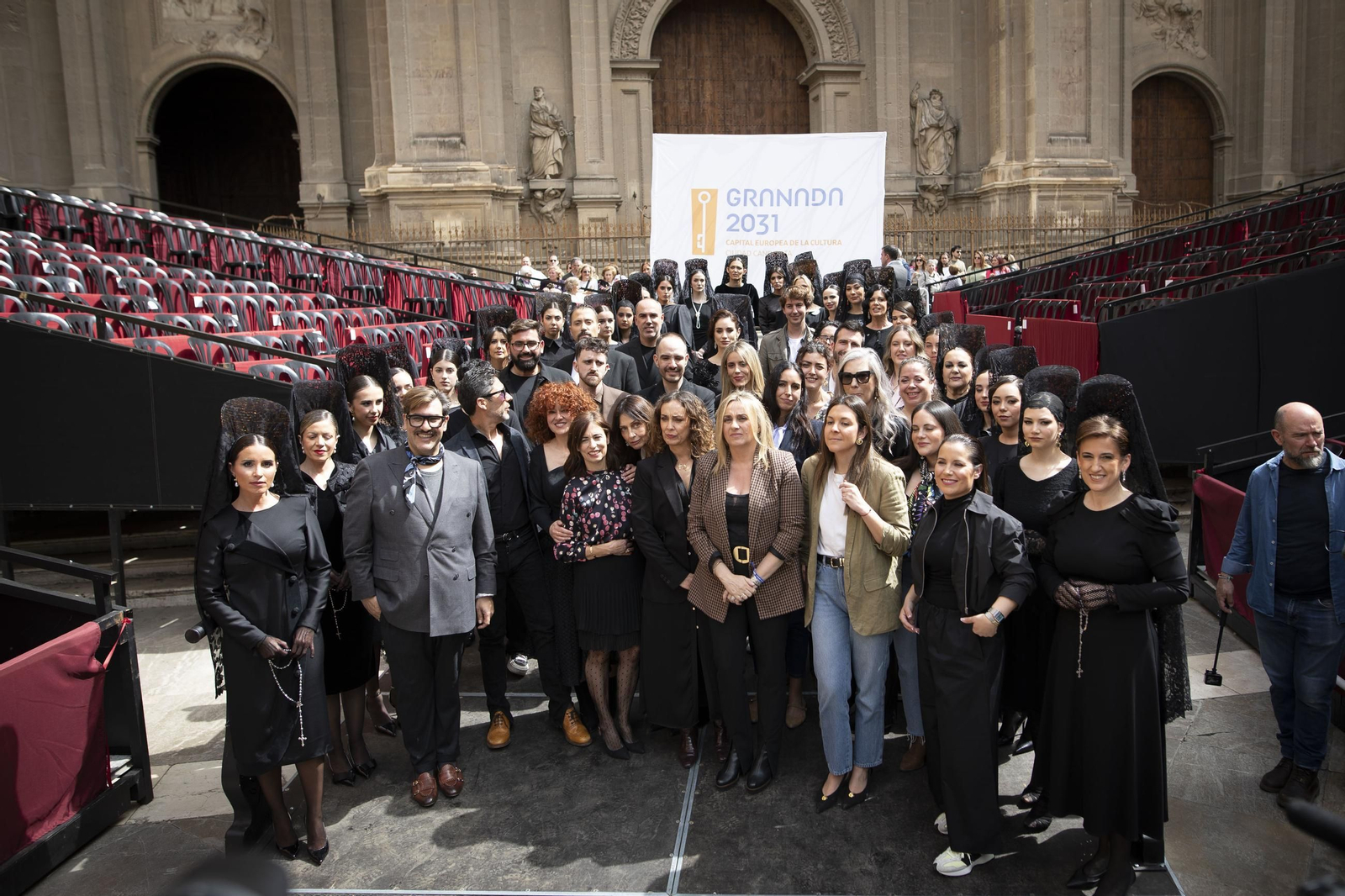 Las mantillas toman Granada en el Viernes de Dolores