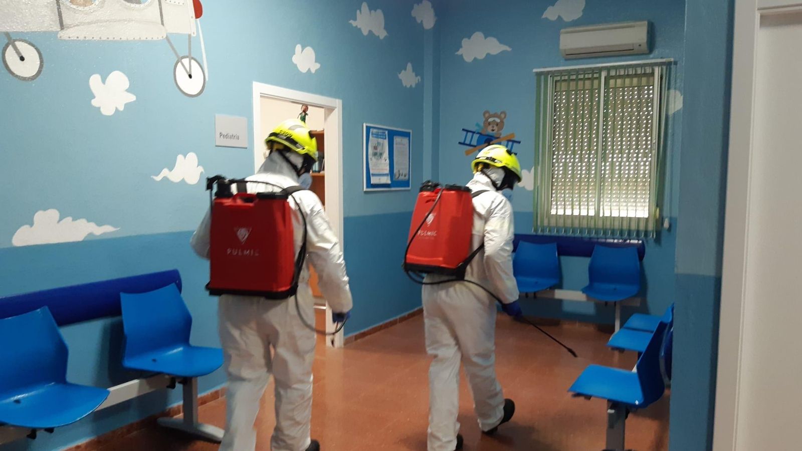 Bomberos en el centro de salud de Jimena.