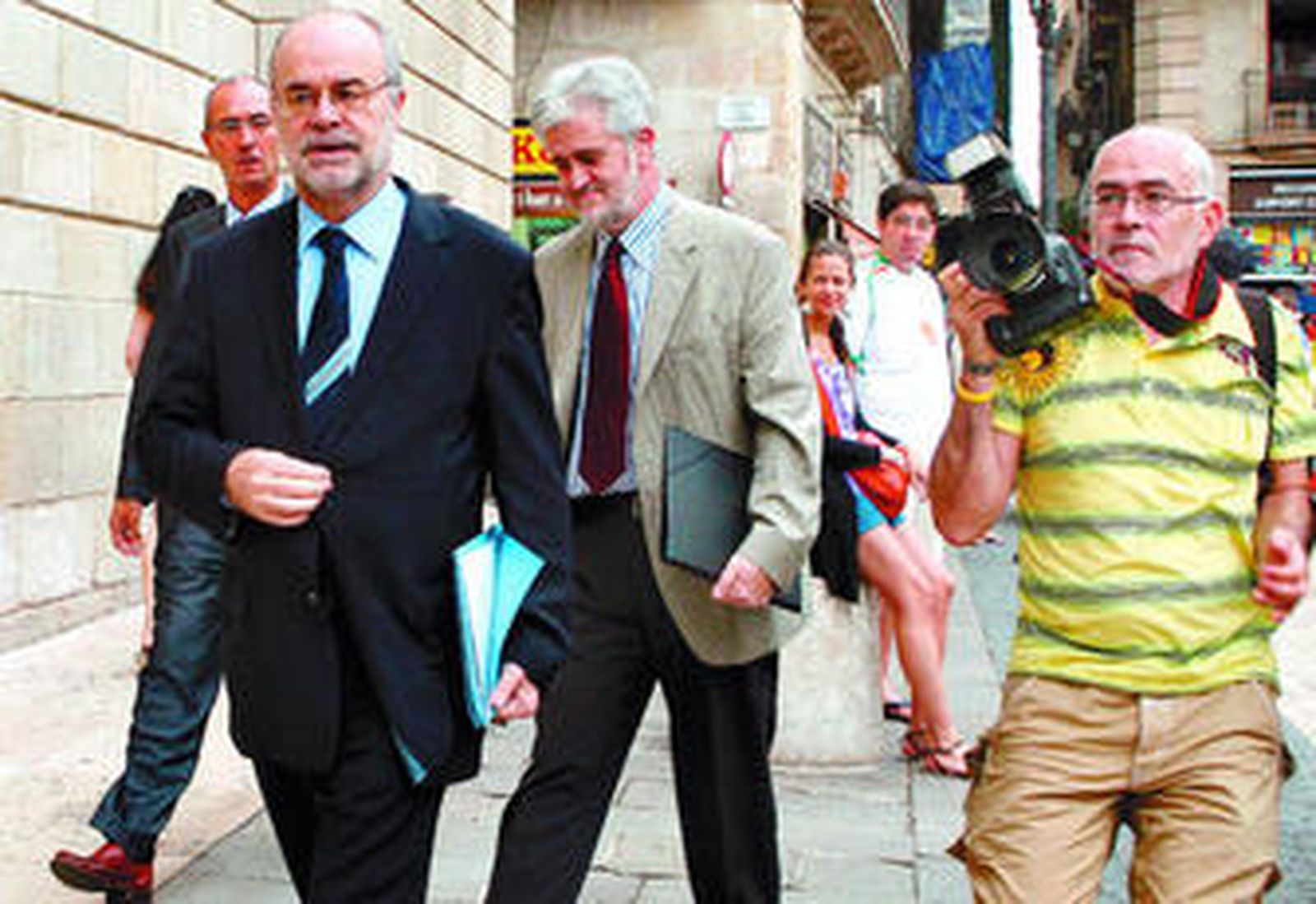 El consejero catalán de Hacienda , Antoni Castells, acude ayer a la reunión con ERC.