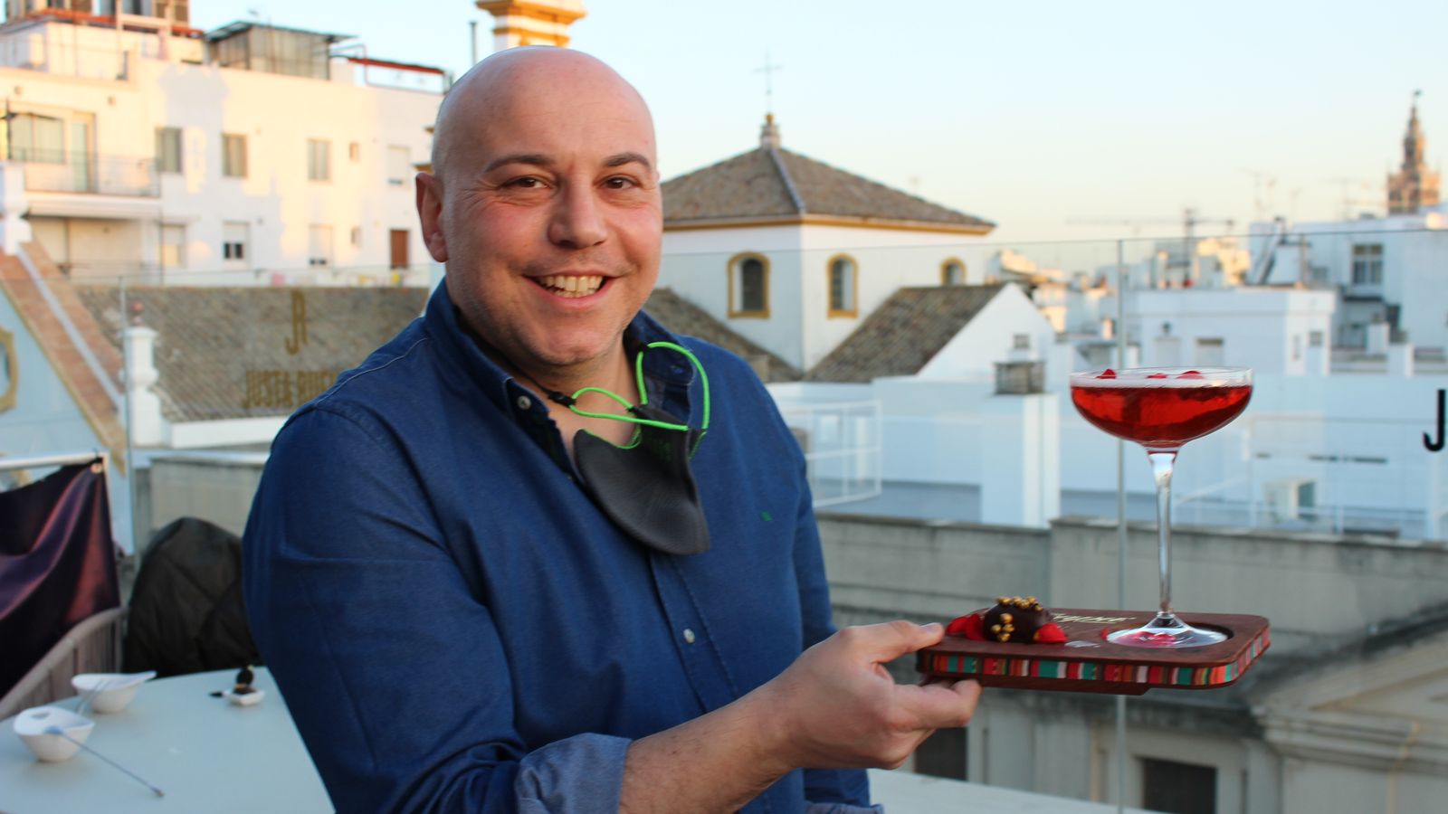 Luca Anastasio con su creación.