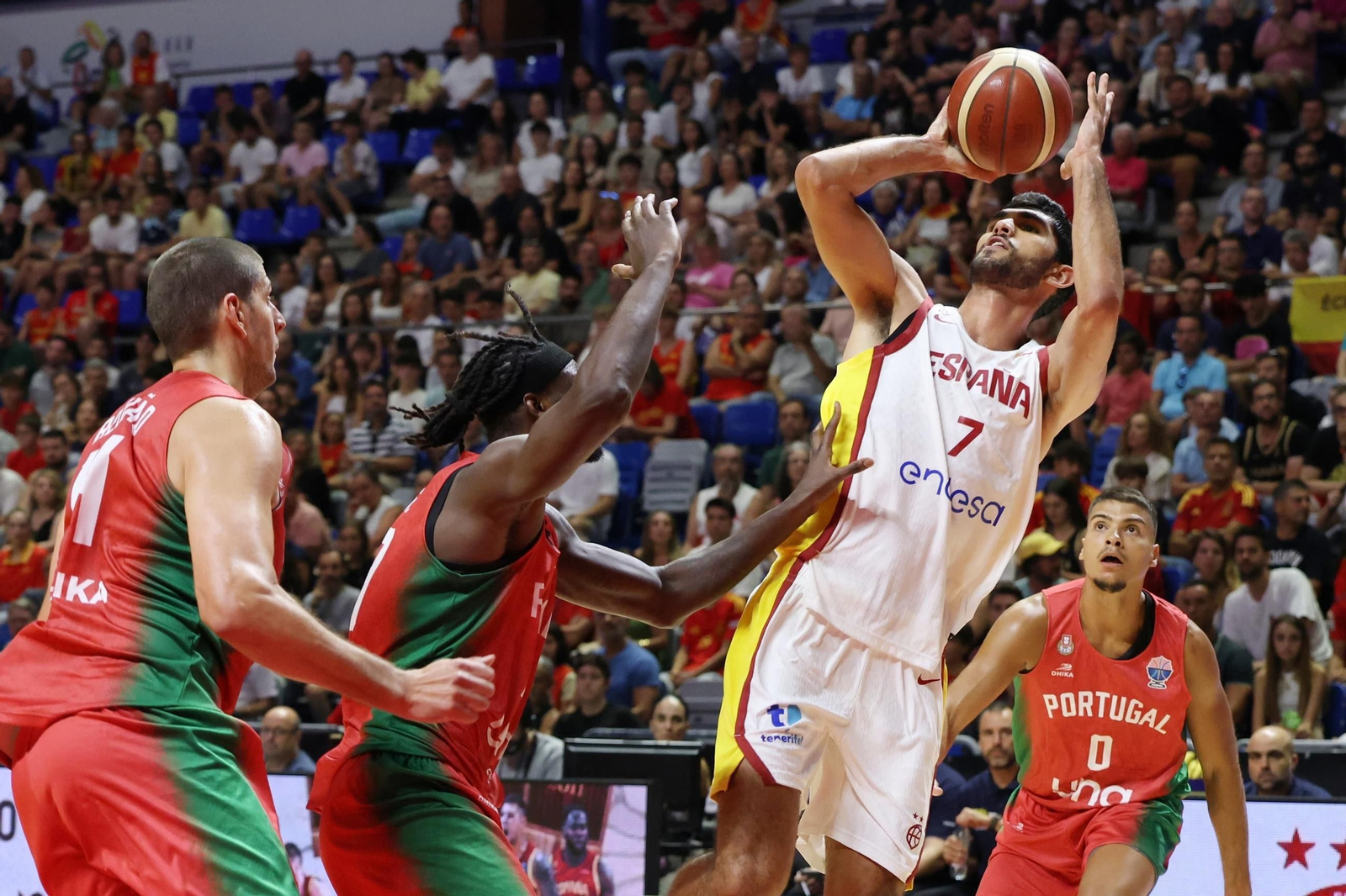 España-Portugal de baloncesto en Málaga, en fotos