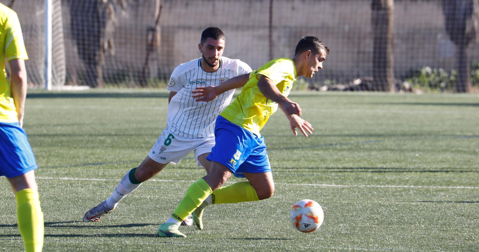Christian Delgado presiona a un rival en un partido del Córdoba B en la Ciudad Deportiva. Christian Delgado presiona a un rival en un partido del Córdoba B en la Ciudad Deportiva.