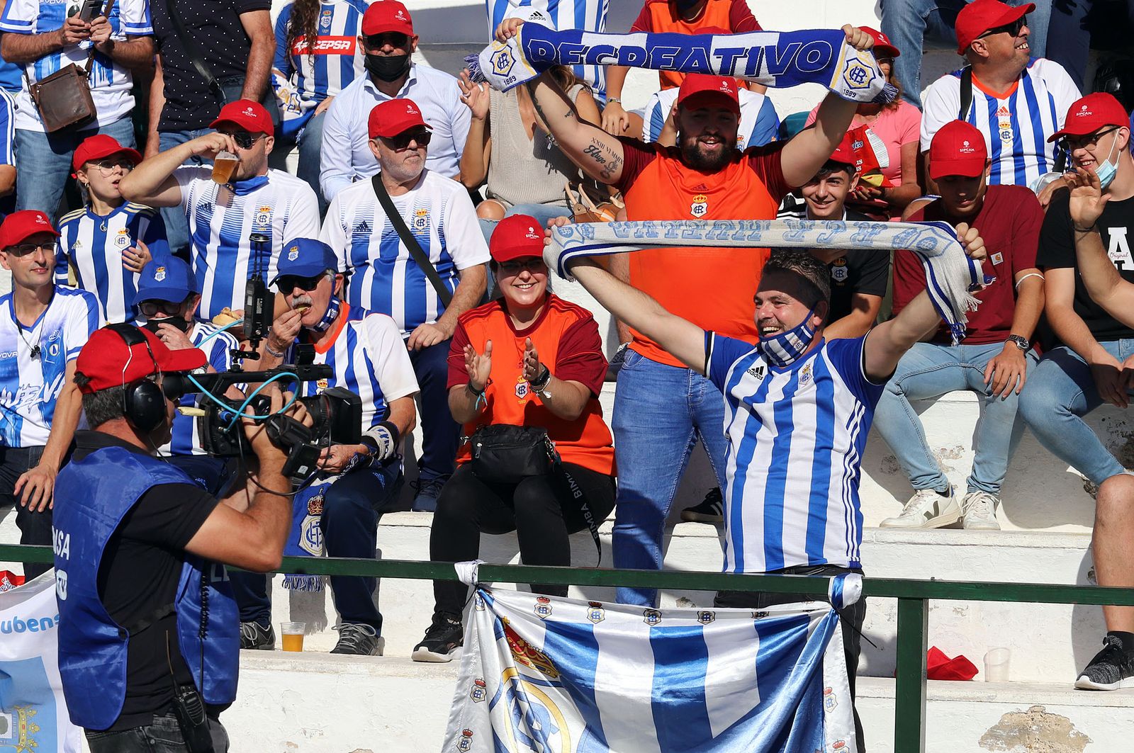 Imágenes de la afición más fiel del Recre en su visita al campo del Antoniano