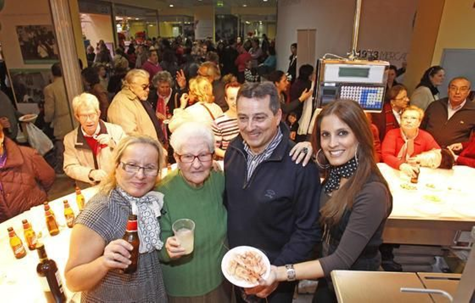 El alcalde inaugura el reformado mercado de la Encarnación. / Antonio Pizarro
