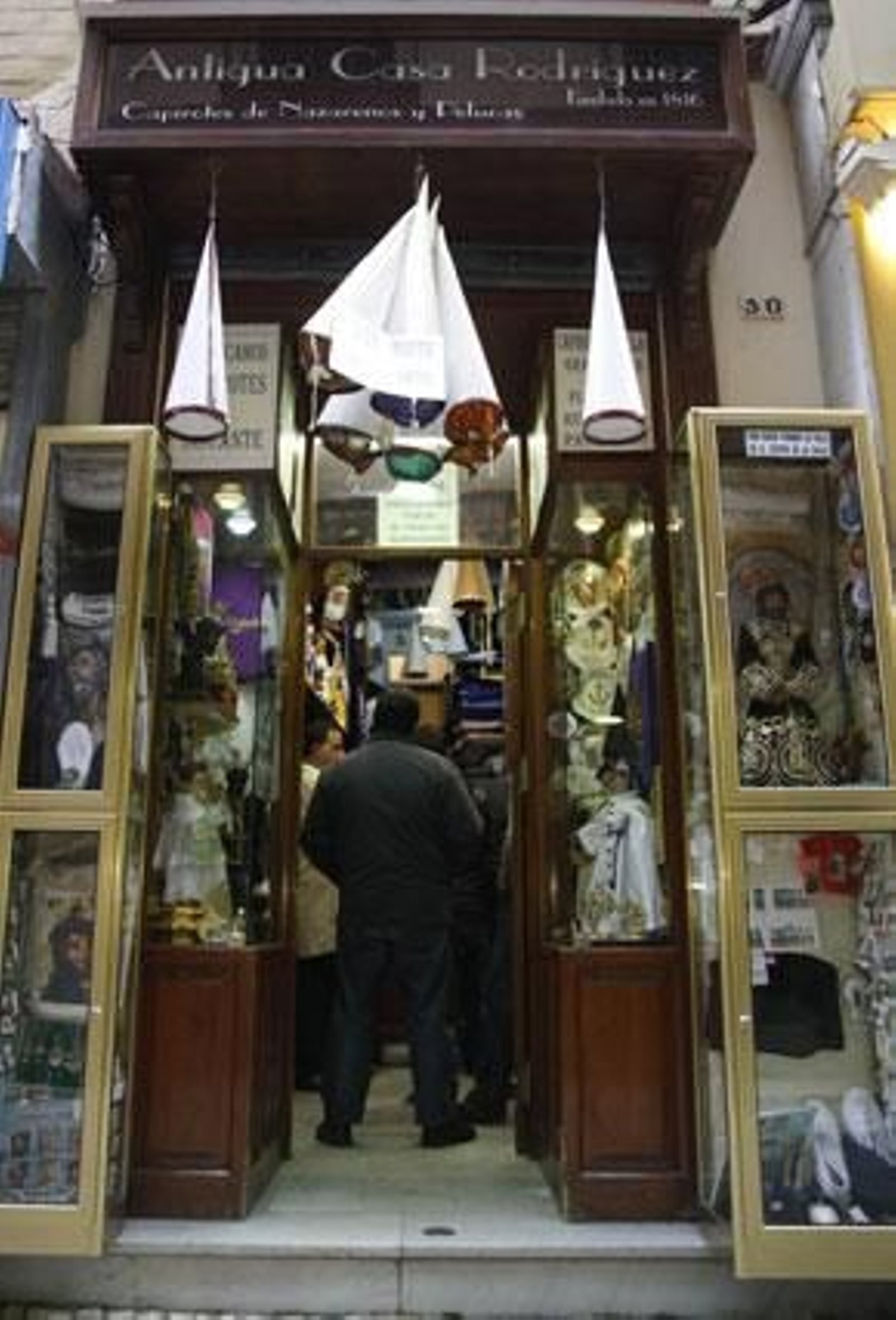 La cercanía de la Semana Santa provoca las prisas en algunos fieles.

Foto: Fco. Lorca