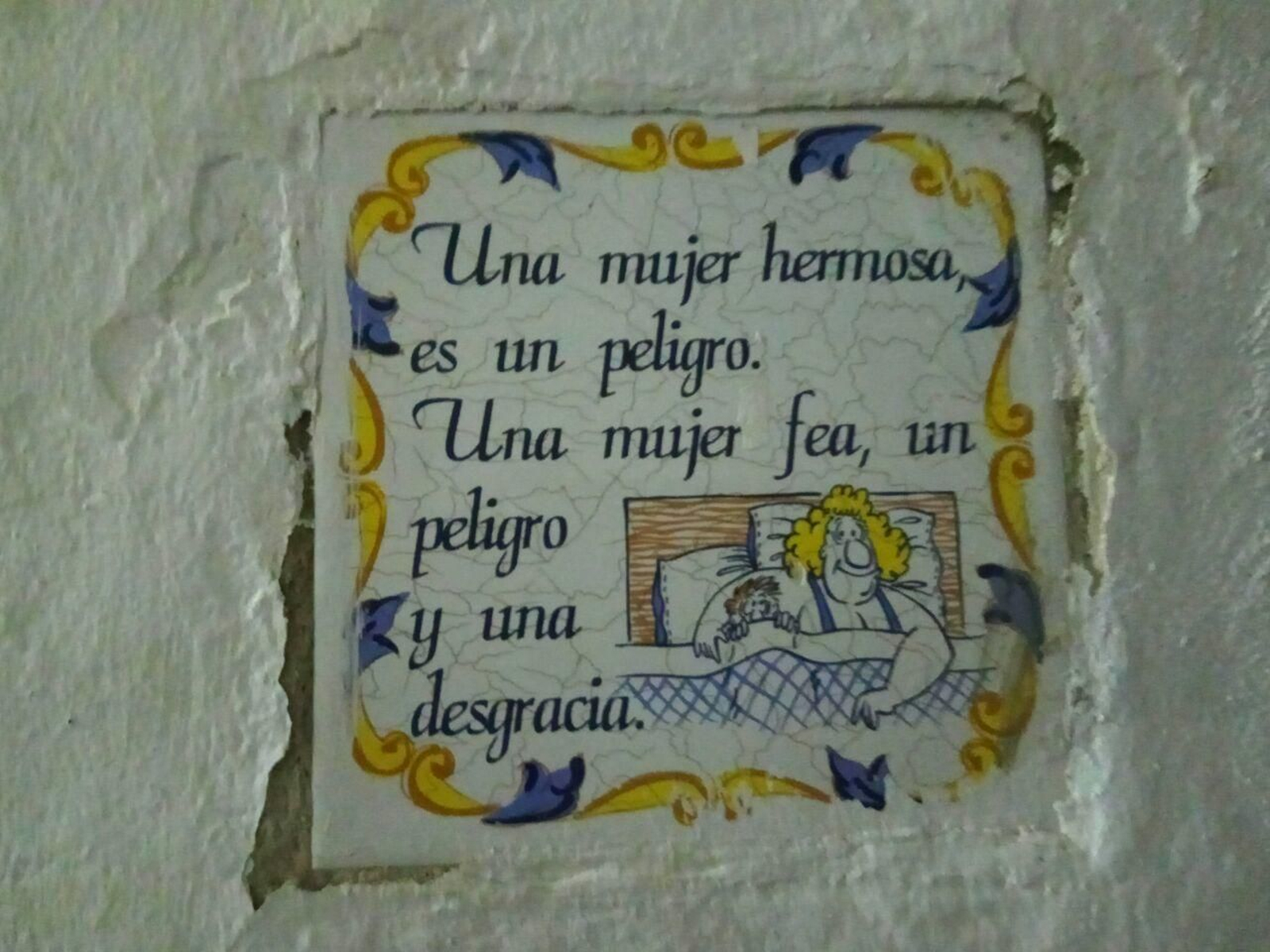 Exigen la retirada de los azulejos "machistas y misógenos" del callejón Cróquer