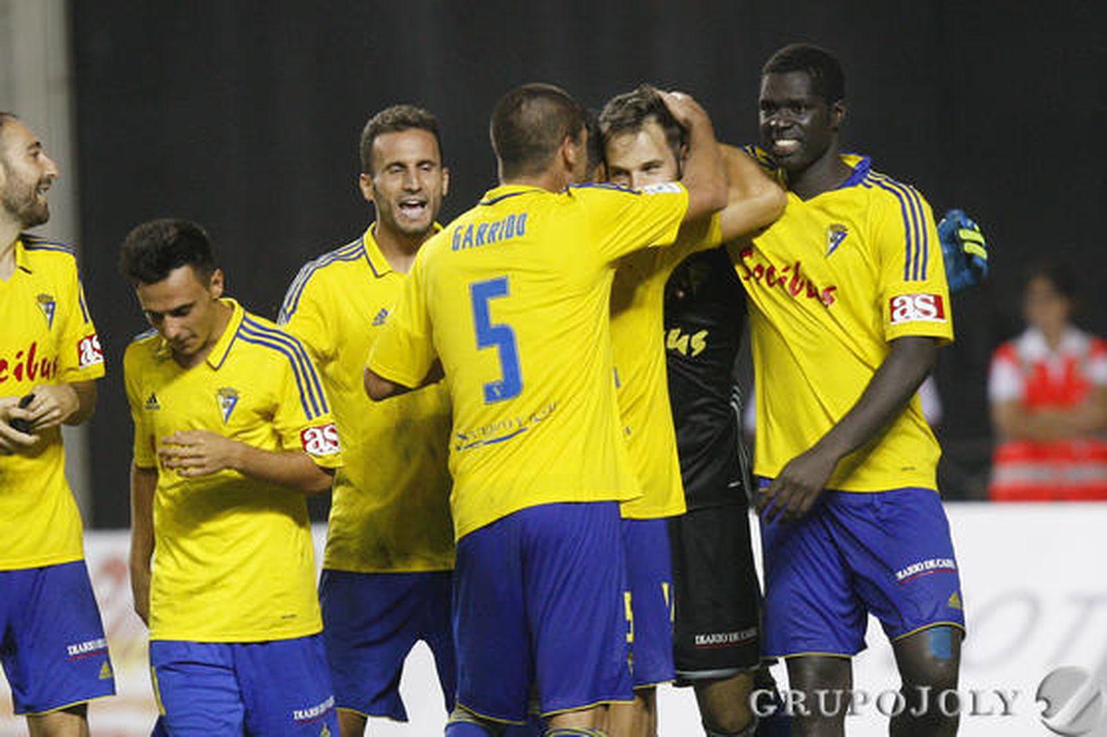 Un heróico Jesús Fernández da el pase al Cádiz en los penaltis (1-1)