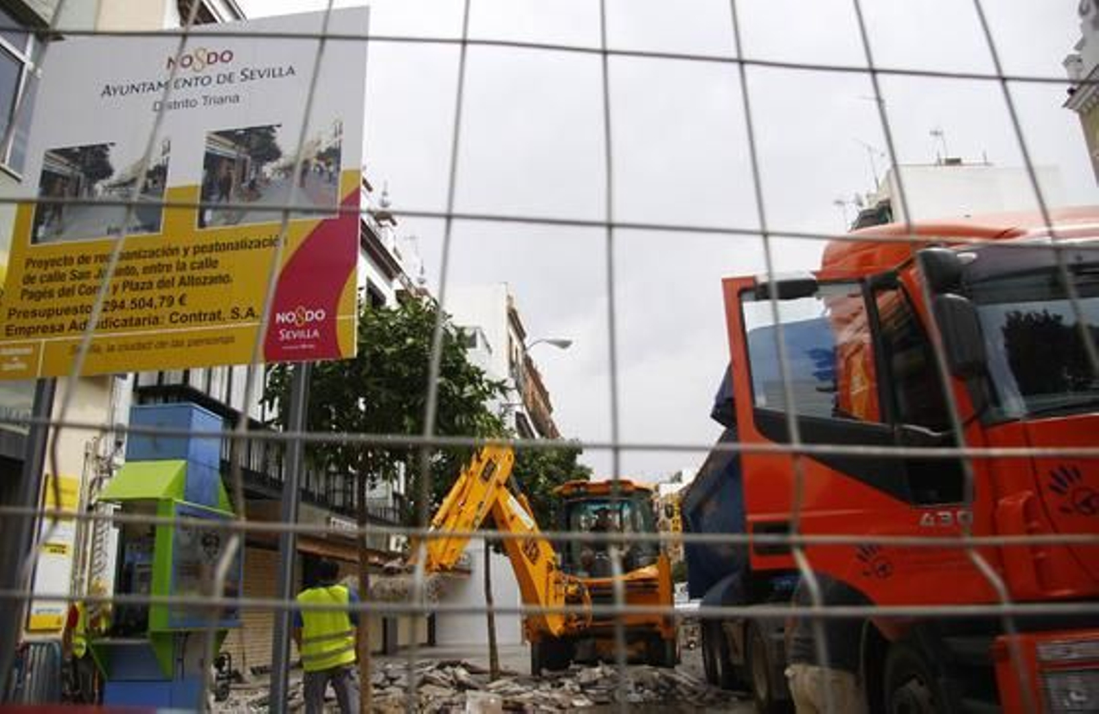 Los operarios ya han comenzado con los trabajos para peatonalizar la calle San Jacinto.

Foto: Belén Vargas