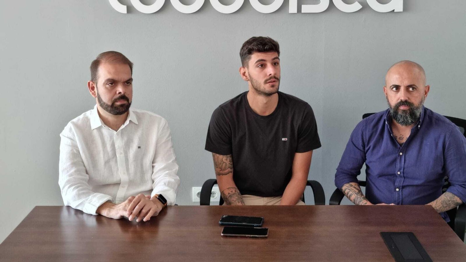 Maqueda, entre Zuasti y Juan Luis Gil, en su presentación en Tododisca.